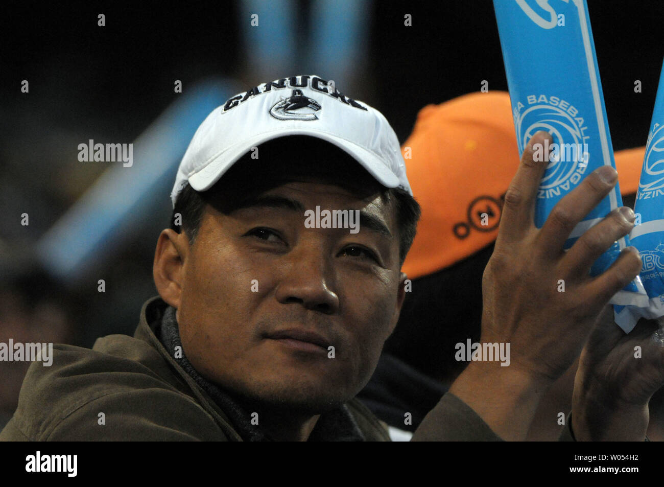 Un amateur de baseball cheers sur son équipe que le Japon joue la Corée au cours autour de 2 de la World Baseball Classic au Petco Park de San Diego, le 19 mars 2009. ( UPI Photo/Earl S. Cryer) Banque D'Images