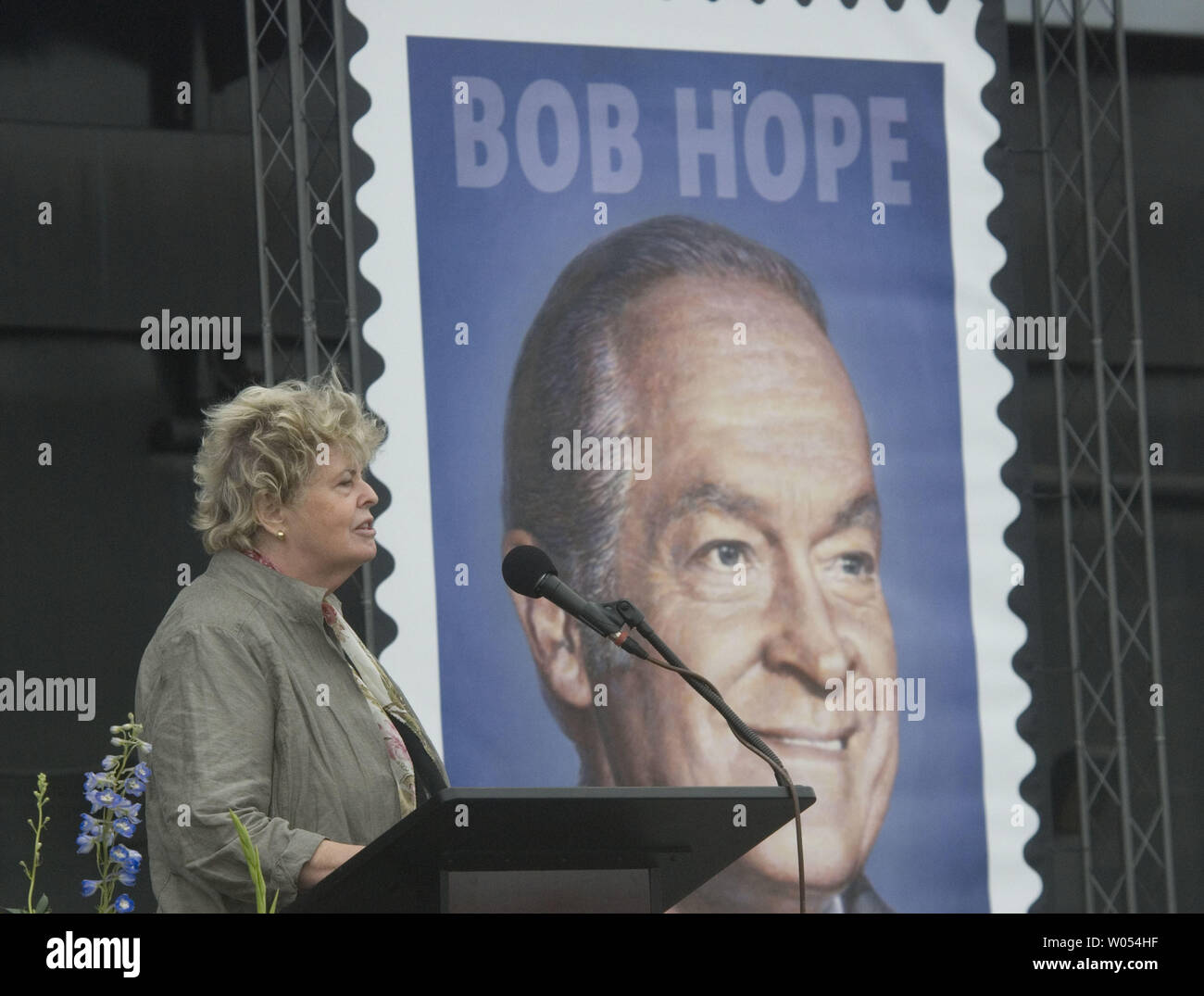 Linda espère, fille de Bob Hope parle pendant le dévoilement d'un timbre-poste de 44  % respect le comédien Bob Hope au cours d'une cérémonie tenue à bord du porte-avions U.S.S. retraités Midway le 29 mai 2009 à San Diego. (Photo d'UPI/Earl S. Cryer) Banque D'Images