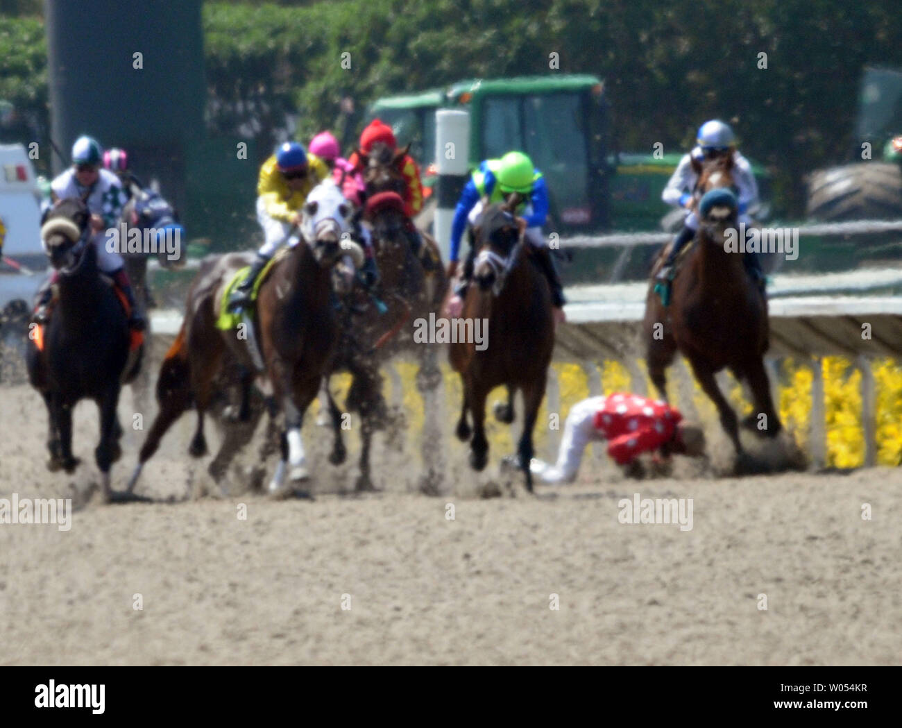 Rafael Arambula Jockey tombe de sa monture et est exécuté au cours et gravement blessé, après son cheval Mi Ray se cassa la jambe au cours de la 3ème course le jour de l'ouverture de la 70e saison de course Juillet 22, 2009 à la Del Mar Thoroughbred Club à Del Mar, en Californie. (Photo d'UPI/Earl S. Cryer) Banque D'Images