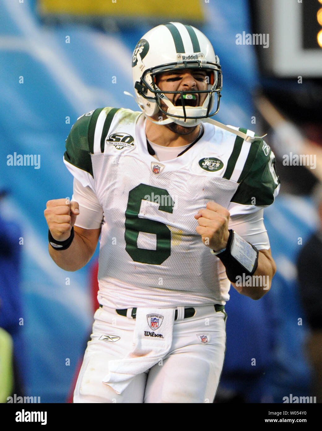 New York Jets quarterback rookie Mark Sanchez célèbre après avoir effectué une passe de touché au quatrième trimestre à récepteur Dustin Keller contre les Chargers de San Diego au cours de l'AFC 2010 match de division chez Qualcomm Stadium le 17 janvier 2010. UPI/Jon SooHoo Banque D'Images