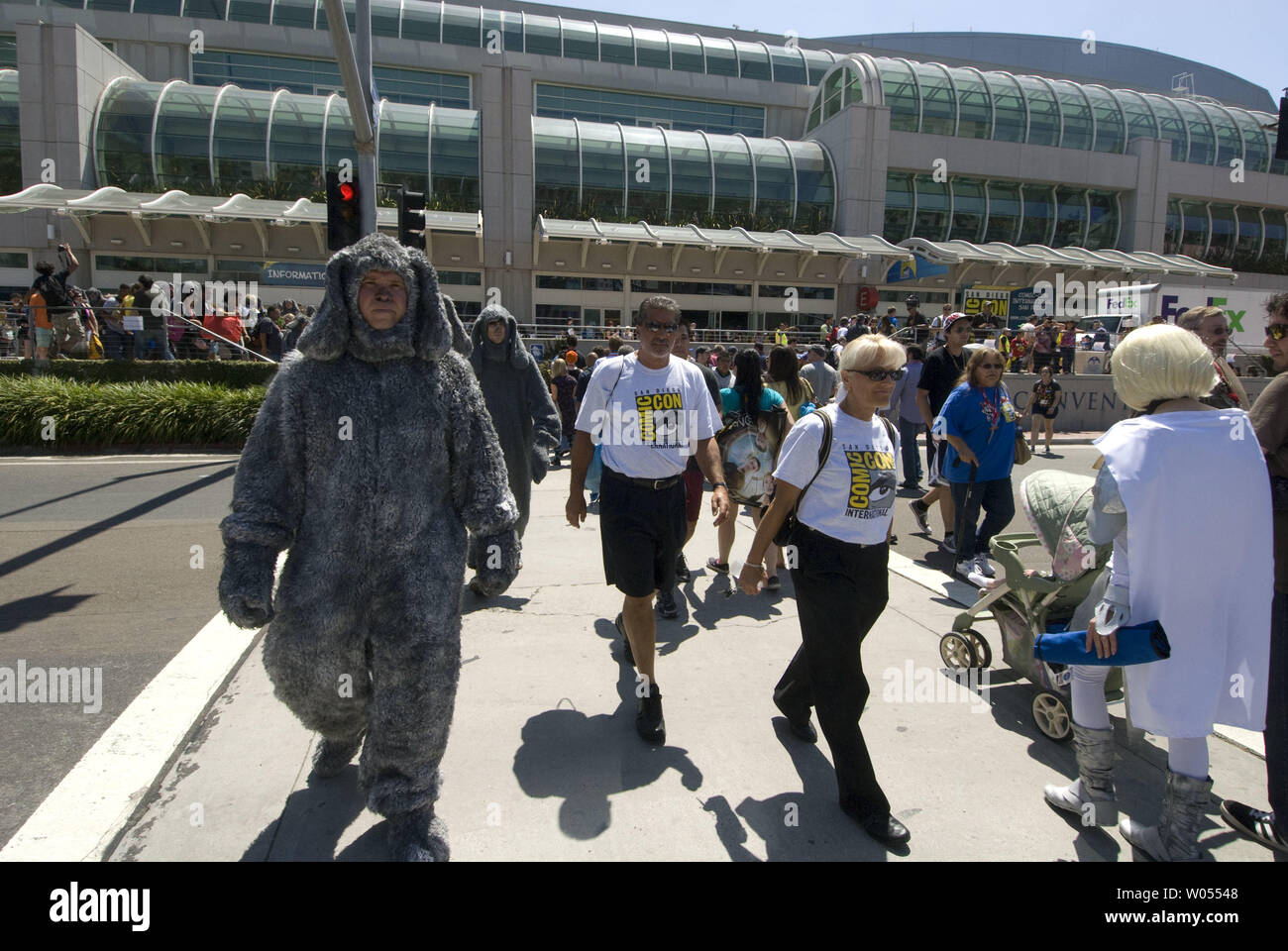 Les visiteurs assistent à la 42e assemblée annuelle Comic-Con International, la plus grande bande dessinée et événement de la culture pop en Amérique du Nord, au San Diego Convention Center de San Diego, Californie le 21 juillet 2011. UPI/Earl S. Cryer Banque D'Images