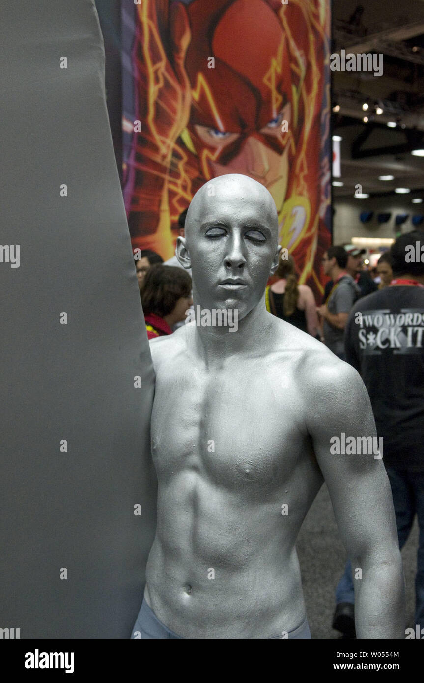 Les visiteurs posent au cours de la 42e assemblée annuelle Comic-Con International, la plus grande bande dessinée et événement de la culture pop en Amérique du Nord, au San Diego Convention Center de San Diego, Californie le 21 juillet 2011. UPI/Earl S. Cryer Banque D'Images