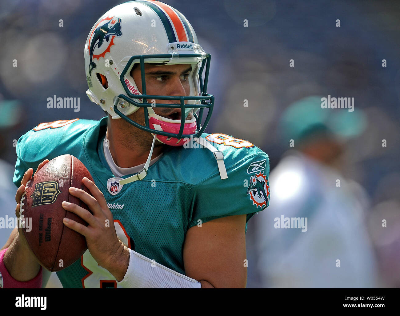 Miami Dolphins Quarterback Matt Moore (8) se réchauffe avant le début du match contre les San Diego Chargers Qualcomm Stadium de San Diego, Californie le 2 octobre 2011. UPI/Jayne Kamin-Oncea Banque D'Images