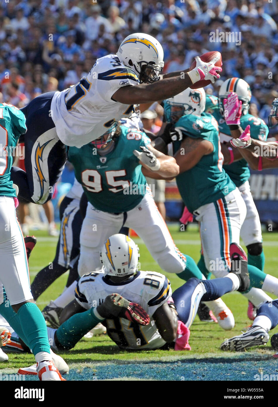 San Diego Chargers tournant retour Mike Tolbert (35) saute dans la endzone à partir de la ligne 1 verges pour un touché au troisième trimestre contre Dolphins de Miami à Qualcomm Stadium de San Diego, Californie le 2 octobre 2011. UPI/Jayne Kamin-Oncea Banque D'Images