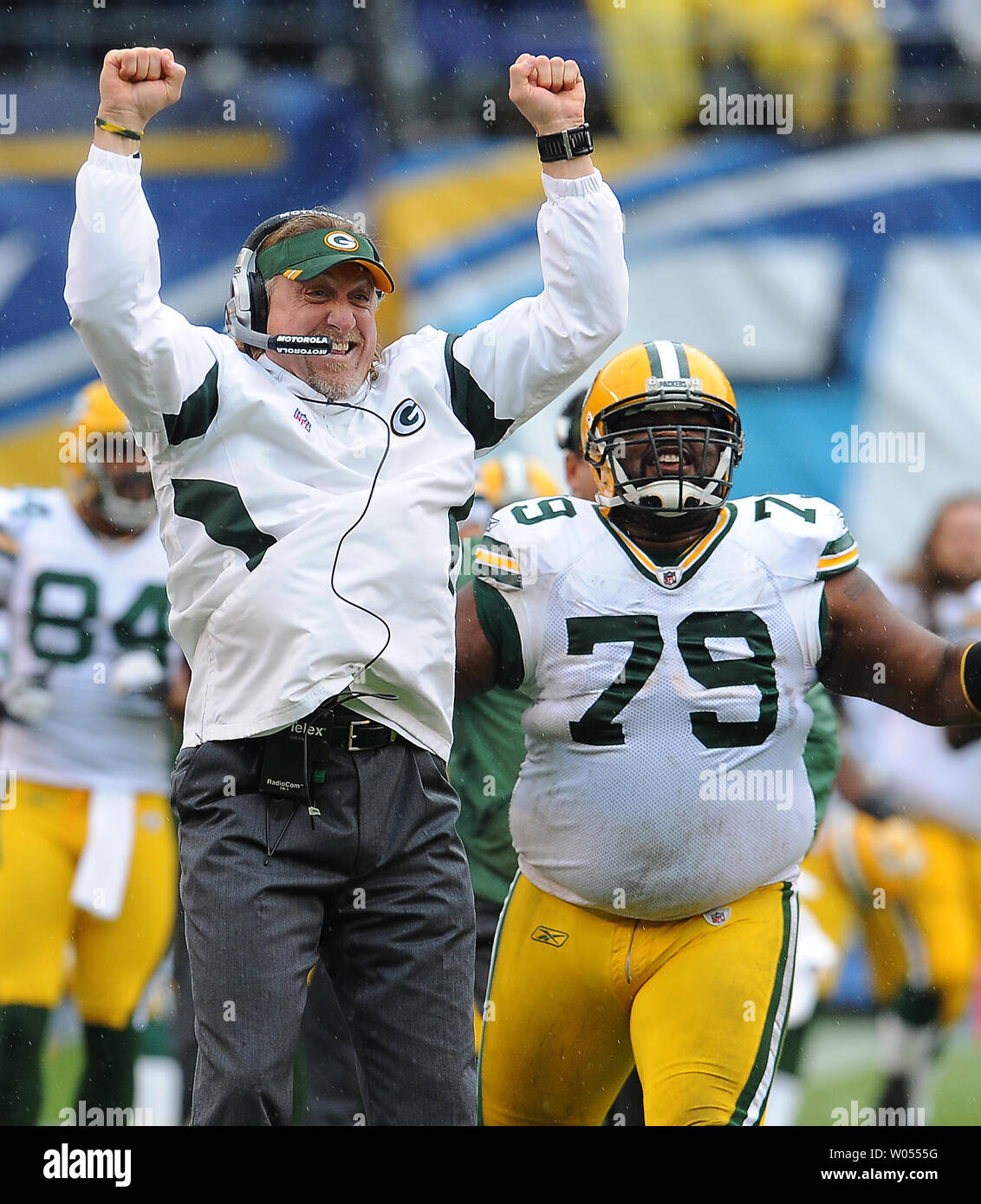 Green Bay Packers défensive fin Ryan Pickett (79) et l'entraîneur secondeur Kevin Greene cheer après la seconde et un toucher des roues interceptioin exécuter au premier trimestre du jeu chez Qualcomm Stadium de San Diego, Californie le 6 novembre 2011. UPI/Jayne Kamin-Oncea Banque D'Images