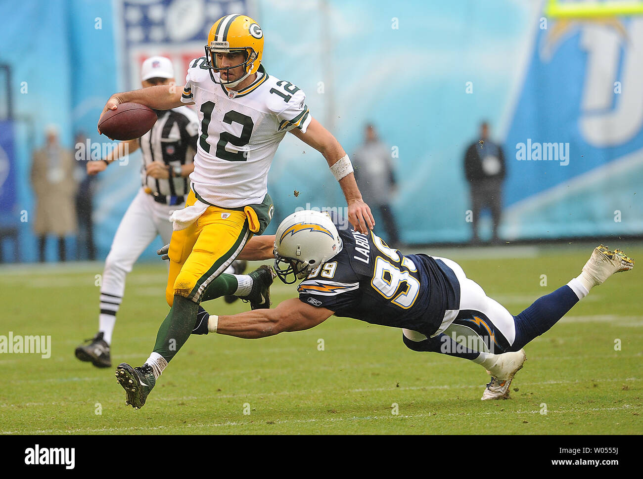 Green Bay Packers quarterback Aaron Rodgers (12) gagne une première en bas comme à l'extérieur de San Diego Chargers linebacker Travis LaBoy (99) cause l'arrêt au premier trimestre du jeu chez Qualcomm Stadium de San Diego, Californie le 6 novembre 2011. UPI/Jayne Kamin-Oncea Banque D'Images