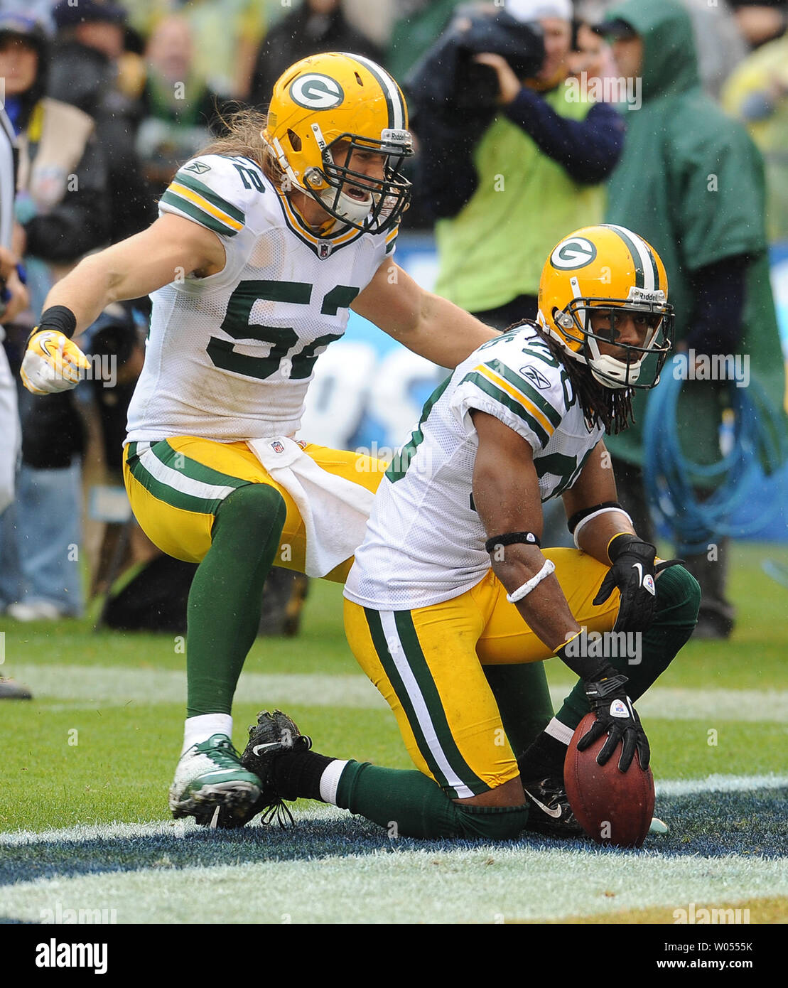 Green Bay Packers Tramon Williams évoluait (38) est embrassé par l'extérieur de Green Bay Packers linebacker Clay Matthews (52) après qu'il a couru pour un touché après une interception dans le premier quart du jeu chez Qualcomm Stadium de San Diego, Californie le 6 novembre 2011. UPI/Jayne Kamin-Oncea Banque D'Images