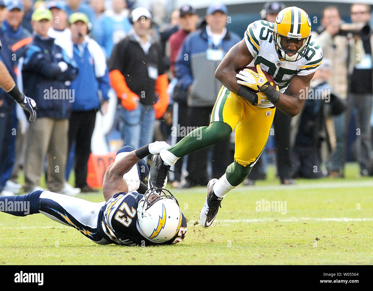 San Diego Chargers Quentin Jammer évoluait (23) traîne les Packers de Green Bay à la main l'extrémité Tom Crabtree (83) après un passage dans la seconde moitié du match au Stade Qualcomm de San Diego, Californie le 6 novembre 2011. UPI/Jayne Kamin-Oncea Banque D'Images