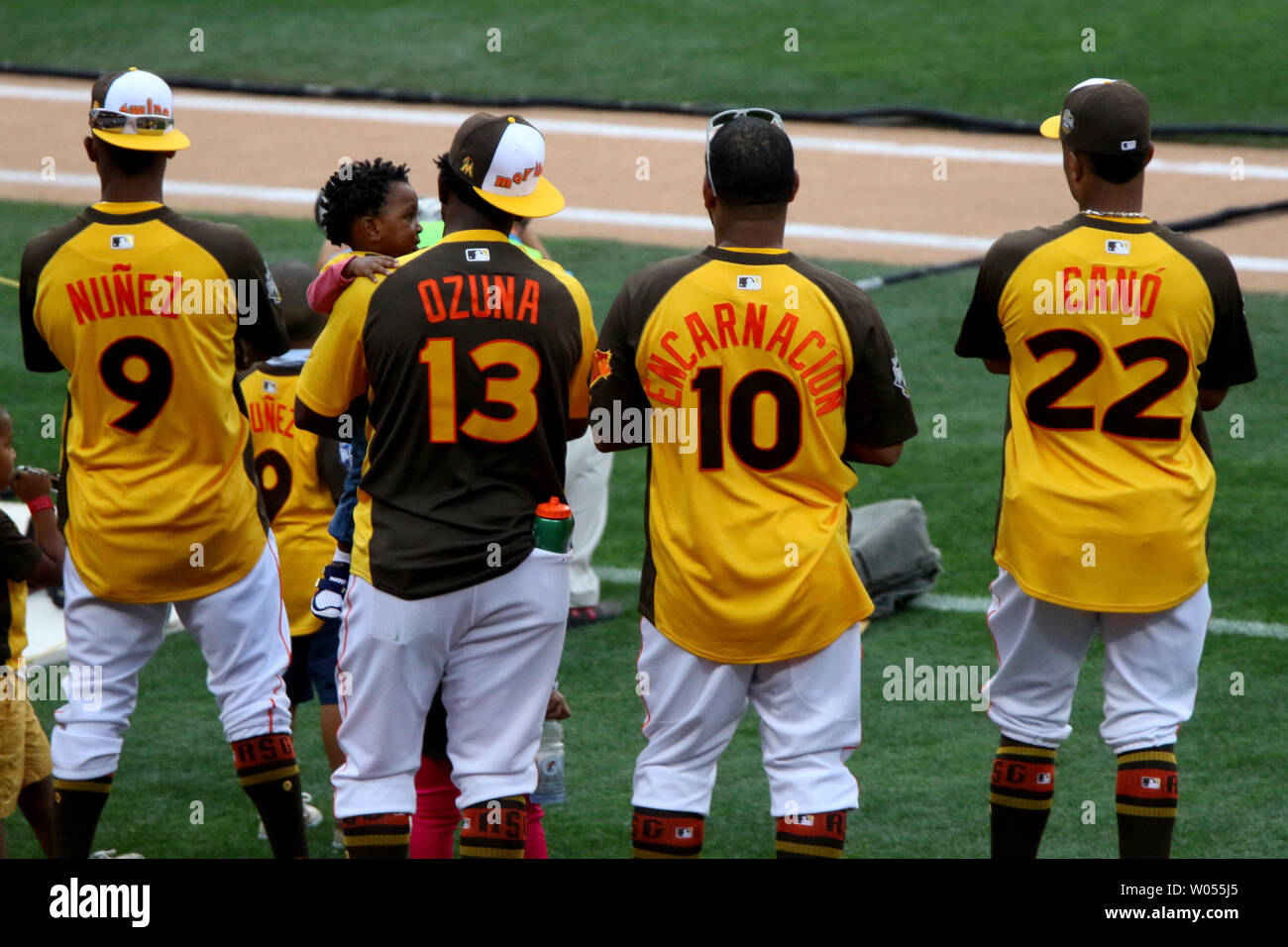 Eduardo Nunez des Twins du Minnesota, Marcell Ozuna des Marlins de Miami, Edwin Encarnacion des Blue Jays de Toronto et Robinson Cano des Seattle Mariners montres sur au cours de la T-Mobile Home Run Derby lors de la 87e partie d'étoiles au Petco Park de San Diego, Californie le 11 juillet 2016. Photo par Howard Shen/UPI Banque D'Images