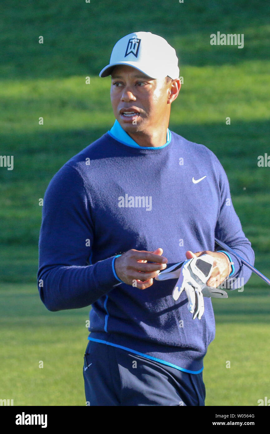 Tiger Woods est lu pendant les rondes Pro-Am de l'Open d'assurance des agriculteurs à Torrey Pines de La Jolla, Californie le 24 janvier 2018. Woods, l'ancien no 1 golfeur dans le monde, présentera son premier départ dans un tournoi PGA dans une année. Il dit qu'il veut jouer un horaire complet d'être prêts pour les maîtres. Photo par Howard Shen/UPI Banque D'Images