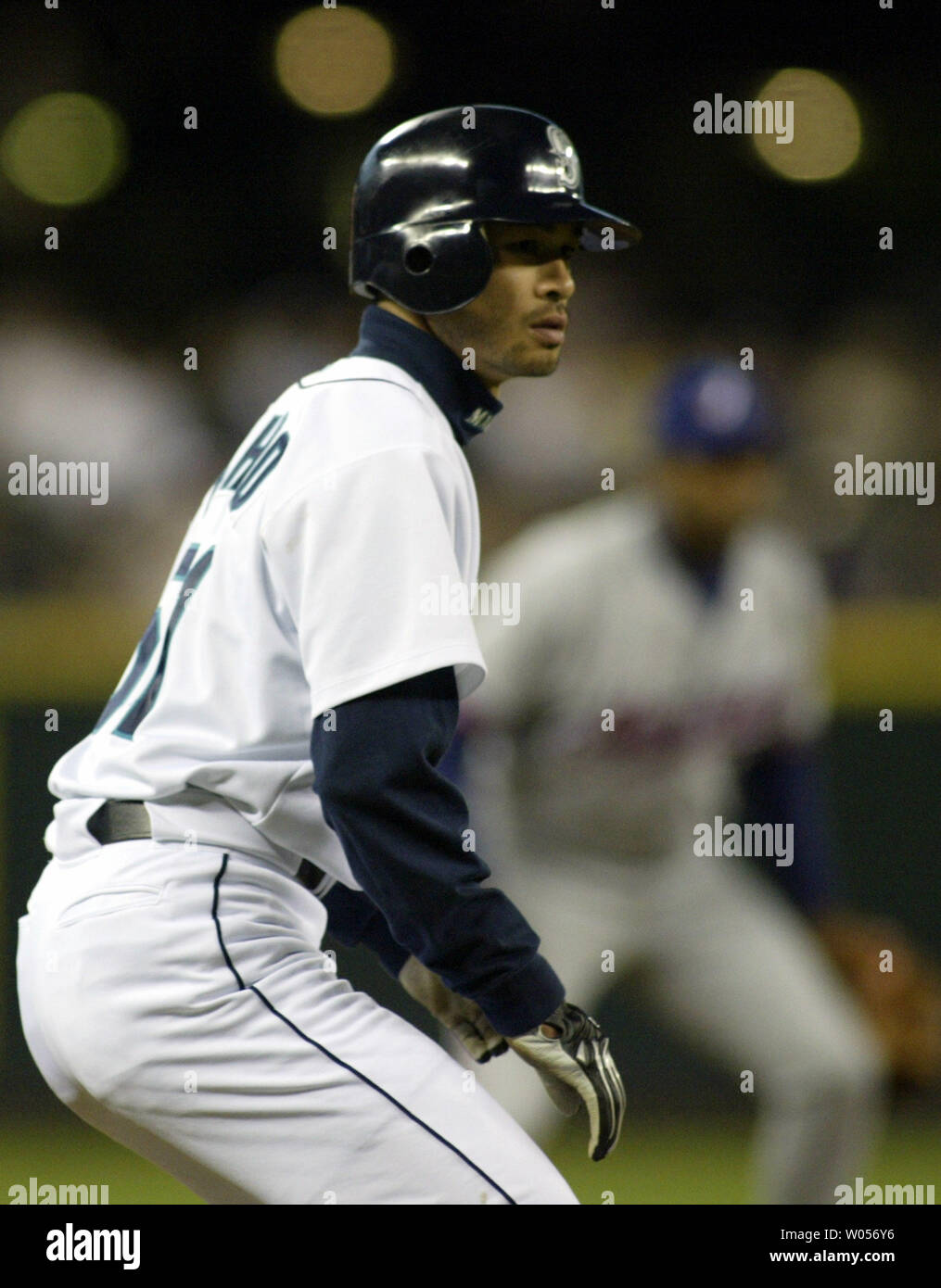 Mariners de Seattle'Ichiro Suzuki montres Accueil plaque contre les Expos de Montréal' dans la deuxième manche à Safeco Field de Seattle le 12 juin 2004. Ichiro Suzuki a marqué un fonctionner sur un seul John Olerud au champ gauche. (Photo d'UPI/Jim Bryant) Banque D'Images