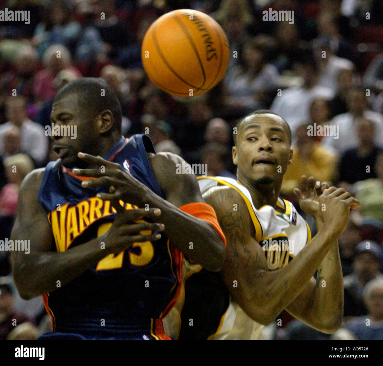 Golden State Warriors' Jason Richardson et Seattle SuperSonics Rashard Lewis chercher une balle lâche au cours du deuxième trimestre à Seattle le 16 février 2005. (Photo d'UPI/Jim Bryant) Banque D'Images