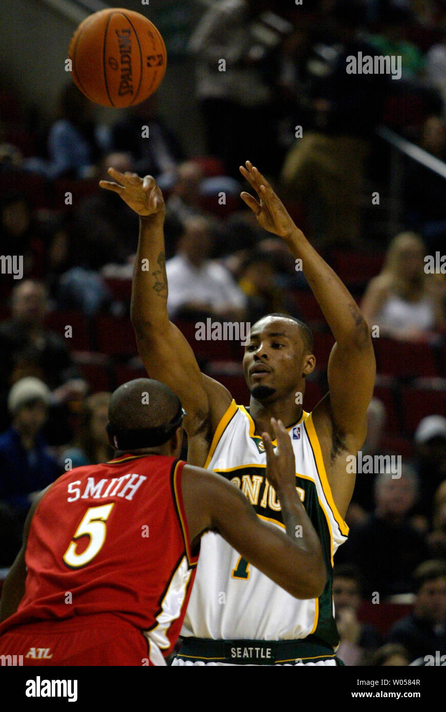 Seattle Supersonics' Rashard Lewis, droite, passe le ballon, quant à la défense des Atlanta Hawks Josh Smith dans la deuxième période de Key Arena de Seattle le 5 décembre 2006. Lewis a marqué 29 points dans les Sonics 102-87 victoire contre les Hawks. (Photo d'UPI/Jim Bryant) Banque D'Images