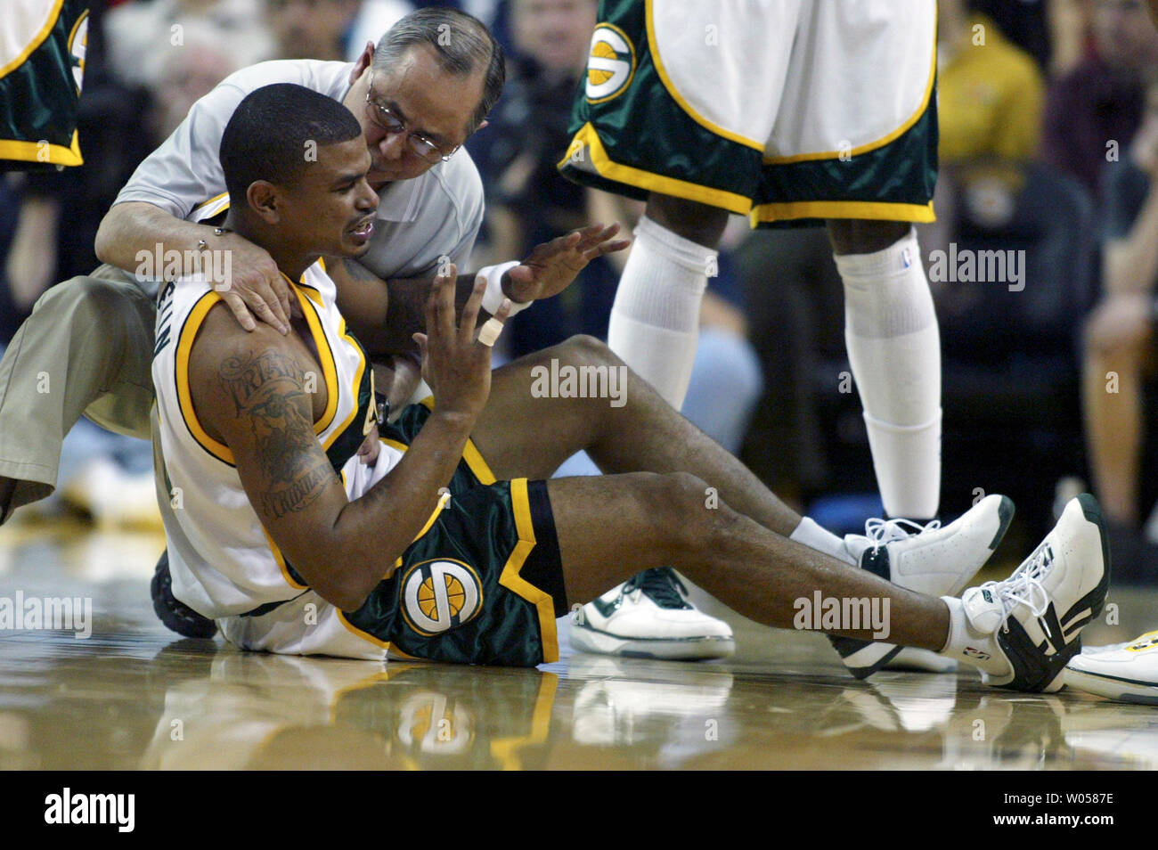 Seattle Supersonics' guard Earl Watson coule avec une entorse à la cheville gauche à la fin de la première moitié contre les Rockets de Houston' à la Key Arena de Seattle le 9 avril 2007. Les Rockets battre les SuperSonics 95-90. (Photo d'UPI/Jim Bryant) Banque D'Images