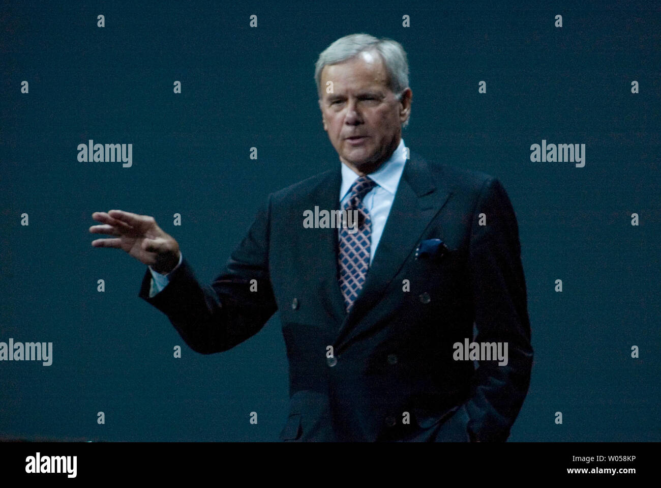 Tom Brokaw, maître de cérémonie, s'adresser à la foule avant du nouveau Boeing 787 Dreamliner est dévoilée à l'usine d'Everett le 8 juillet 2007. Plus de 15 000 salariés de Boeing, a pris sa retraite et d'aujourd'hui, la famille, les amis et les médias ont assisté à l'échelle mondiale l'Extravaganza que Boeing a dévoilé son premier avion commercial depuis 1994. Browkaw ont servi de point d'ancrage et directeur de la rédaction de la NBC Nightly News pendant 21 ans avant de se retirer en décembre 2004. (Photo d'UPI/Jim Bryant) Banque D'Images