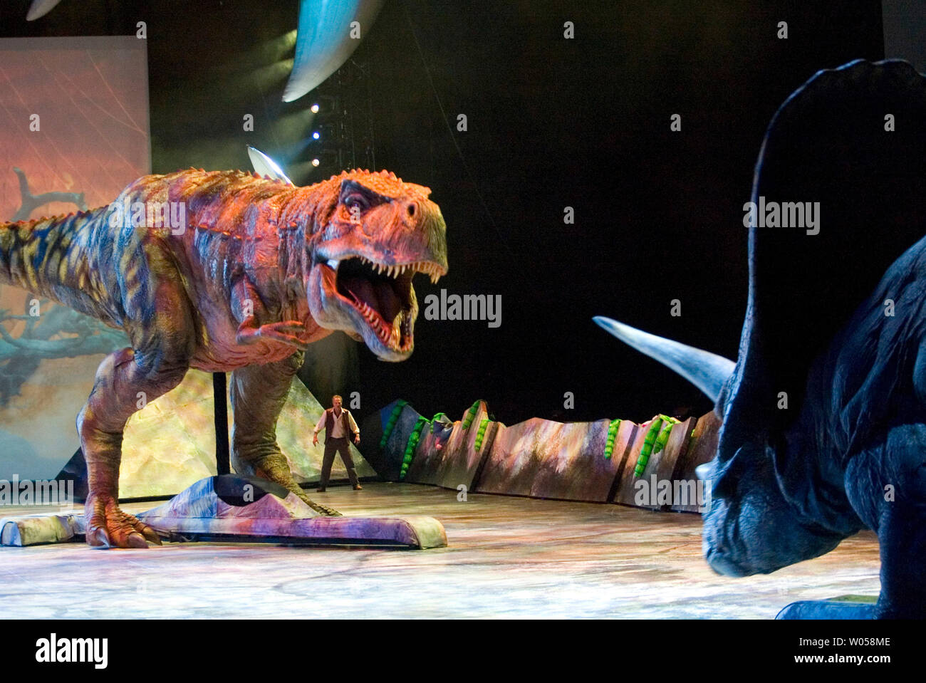 Un Tyrannosaurus Rex Mere L Defend Son Bebe Contre Un Attentat Torosaurs Au Tacoma Dome A Tacoma Washington Le 11 Juillet 07 15 Dinosaures Qui Parcouraient La Terre Environ 8 Millions D Annees