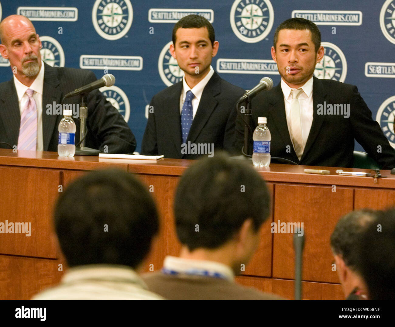 Le voltigeur des Seattle Mariners Ichiro Suzuki (R) parle aux médias après avoir accepté une prolongation de contrat de cinq ans à travers la saison 2012 à Safeco Field de Seattle le 13 juillet 2007. Ichiro, le All-Star MVP, est maintenant à sa septième saison en ligue majeure, a une carrière moyenne de .333, avec 168 chambres doubles, 54 triples, 66 circuits et 398 points produits depuis son arrivée à la mer après avoir passé neuf saisons avec l'Orix de la Ligue Japonaise. Mariners de Seattle Vice-président exécutif et directeur général Bill Bavasi (L) et traducteur de l'équipe Ken Barron (C) écouter. (Photo d'UPI/Jim Bryant) Banque D'Images