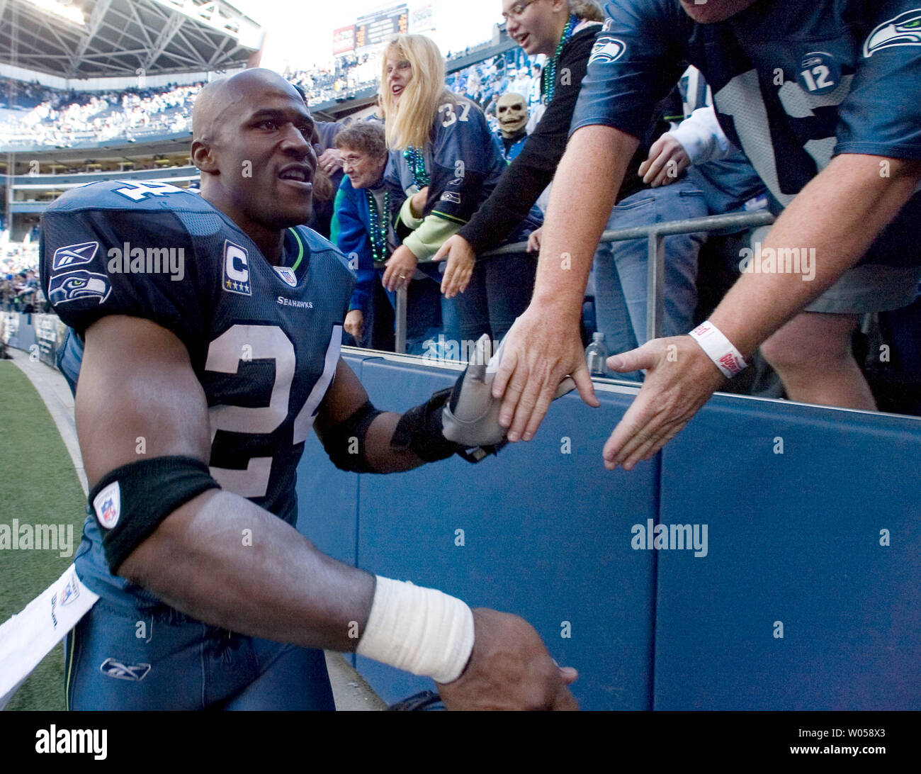 Seattle Seahawks strong safety Deon Grant serre la main de fans après leur victoire 24-21 sur les Bengals de Cincinnati à Qwest Field à Seattle le 23 septembre 2007. Grant a une interception et un fumble récupéré dans les Seahawks gagner. (Photo d'UPI/Jim Bryant) Banque D'Images