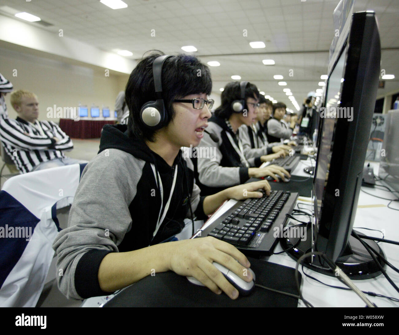 Kun Chul Kang de Corée crie commandes pendant leur match Counter-Strike contre Suède au cours de la World Cyber Games 2007 Grand finale qui s'est tenue à Seattle le 5 octobre 2007. La Suède a frappé la Corée l'équipe hors du tournoi Counter-Strike. Plus de 700 joueurs provenant de 74 pays participent à ce jour quatre grandes finales pour les médailles, prix et 00 000. (Photo d'UPI/Jim Bryant). Banque D'Images