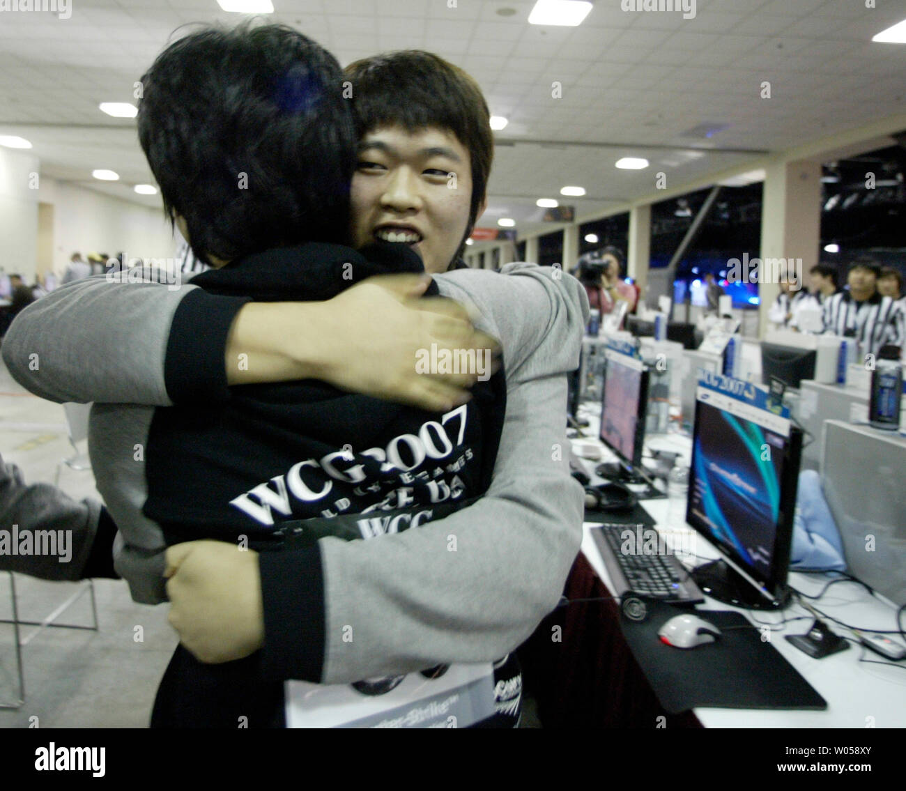 Seong Jae Lee (R), de Corée hugs coéquipier Kun Kang Chul Counter-Strike après leur victoire sur la Suède au cours de la World Cyber Games 2007 Grand finale qui s'est tenue à Seattle le 5 octobre 2007. La Suède a frappé la Corée l'équipe hors du tournoi Counter-Strike. Plus de 700 joueurs provenant de 74 pays participent à ce jour quatre grandes finales pour les médailles, prix et 00 000. (Photo d'UPI/Jim Bryant). Banque D'Images