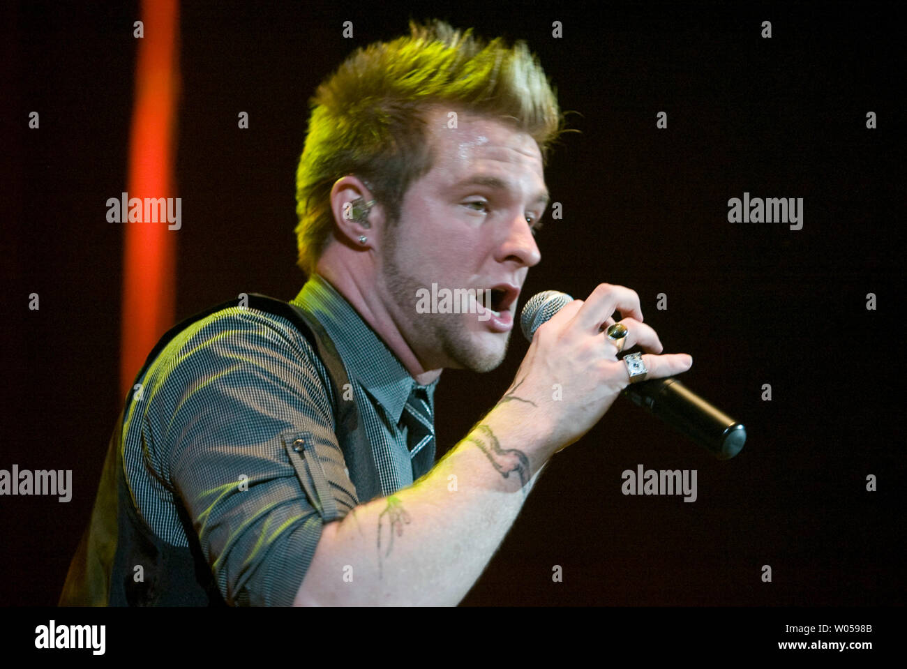 Blake Lewis, mieux connu comme un candidat de la saison 6 d'American Idol, effectue au cours de la 10e édition de la Jingle Bell Bash à la Tacoma Dome à Tacoma, Washington, le 4 décembre 2007. (Photo d'UPI/Jim Bryant. Banque D'Images