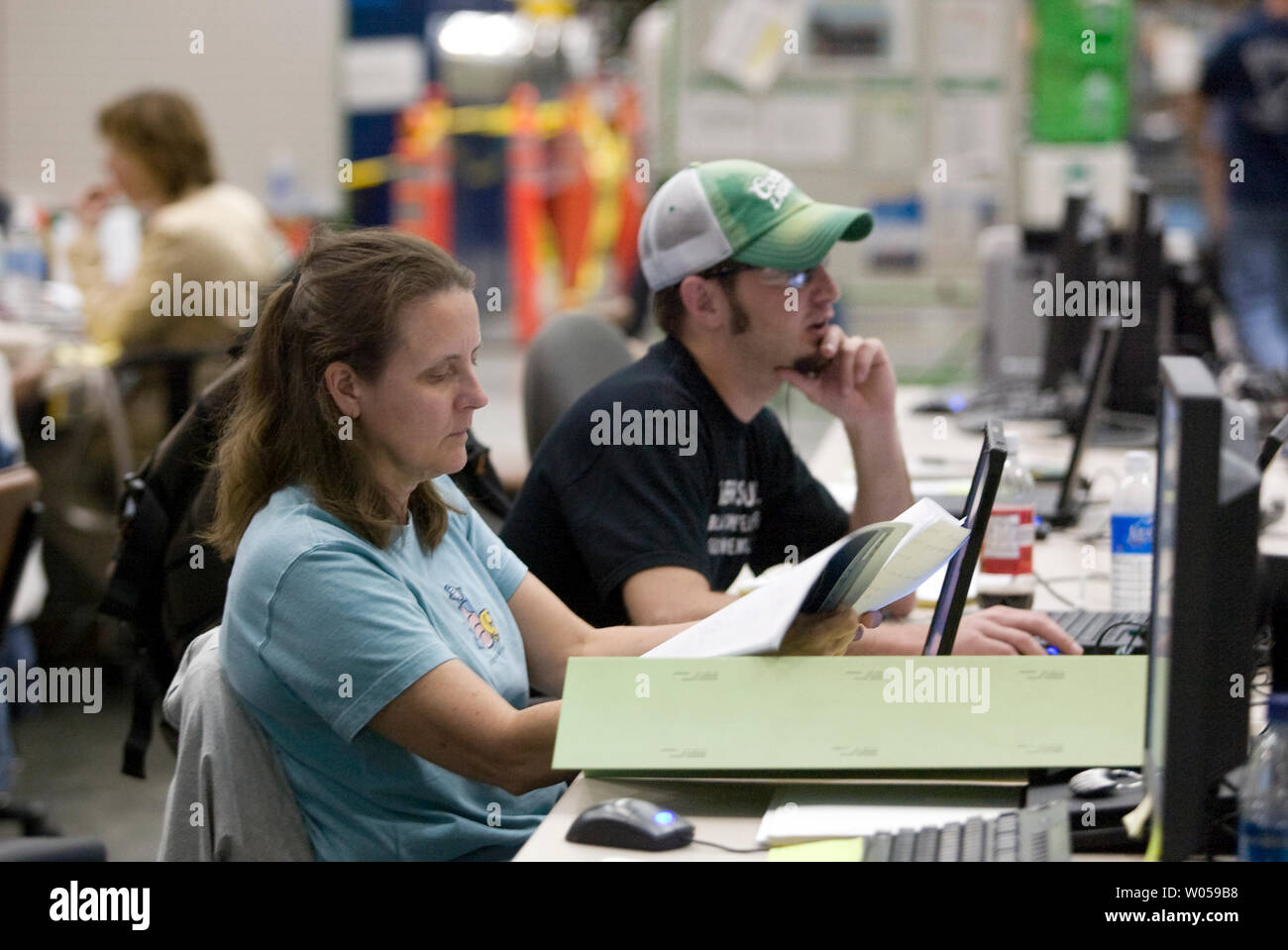 Les salariés de Boeing sur l'extension des plans pour un 787 à l'usine de la compagnie au cours de la Journée des médias de Boeing le 19 mai 2008 à Everett, Washington. Le Dreamliner de Boeing, premier nouveau jet dans 14 ans, est en cours de construction dans le bâtiment de l'usine de 17 hectares. iBoeing s'attend à ce que son premier vol vers la fin de 2008. (Photo d'UPI/Jim Bryant) Banque D'Images