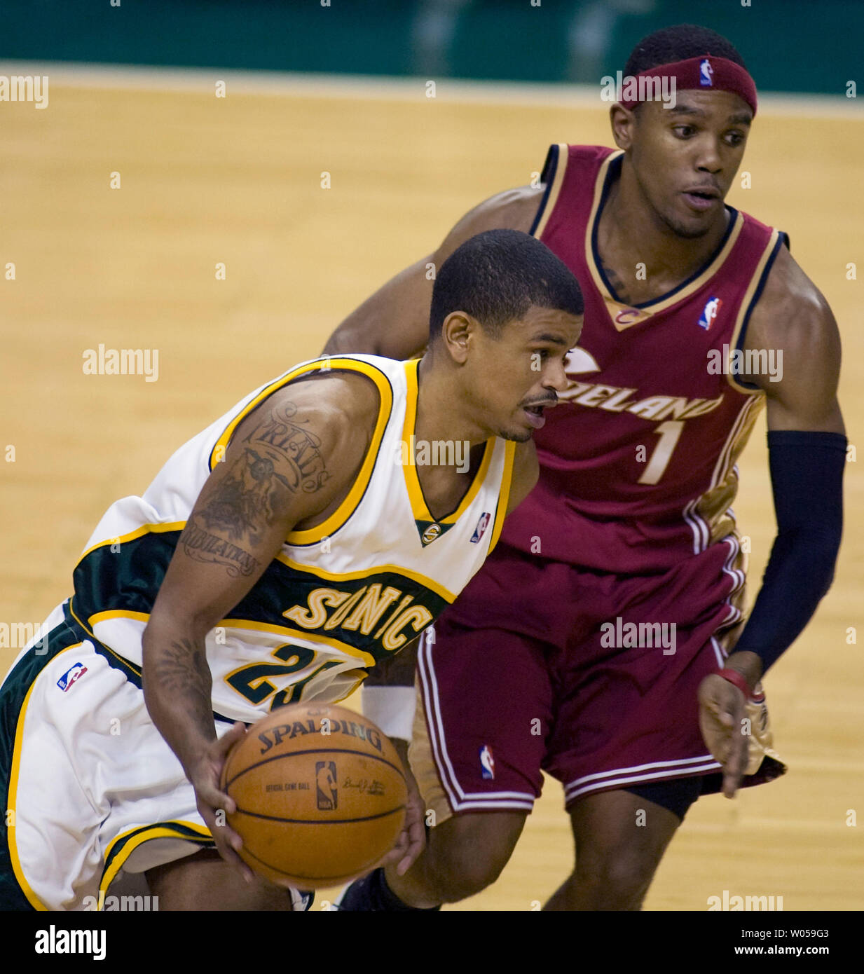 Seattle SuperSonics' (L) Earl Watson durs downcourt cours des Cleveland Cavaliers' Daniel Gibson pendant les dernières secondes de la deuxième moitié à la Key Arena de Seattle le 31 janvier 2008. Les SuperSonics battre les Cavaliers 101-95. (Photo d'UPI/Jim Bryant) Banque D'Images