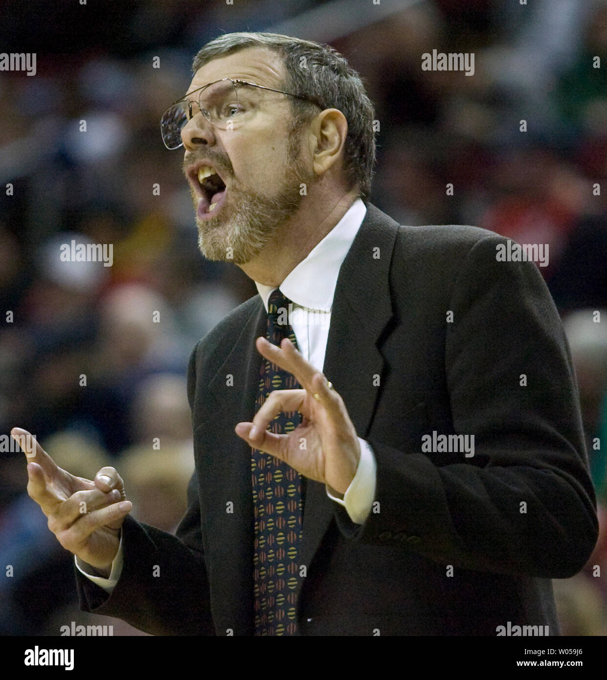 L'entraîneur-chef des Seattle SuperSonics P.J. Carlesimo envoie dans une pièce au cours de la deuxième moitié de leur match contre les Chicago Bullsbat la Key Arena de Seattle le 4 février 2008. Les Bulls battent les SuperSonics 116-108. (Photo d'UPI/Jim Bryant) Banque D'Images