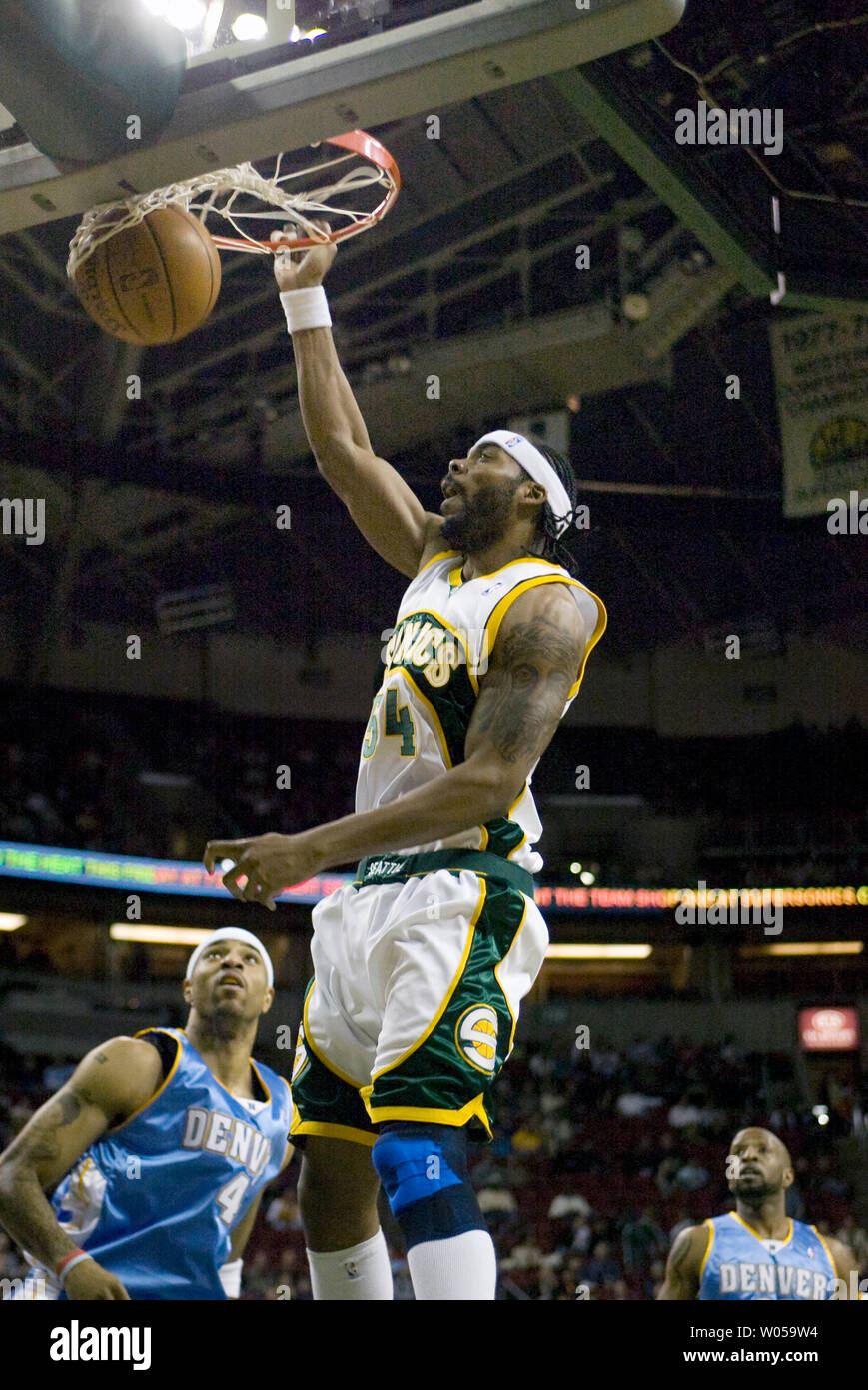 Seattle SuperSonics' Chris Wilcox (C) dunks la balle contre les Denver Nuggets' Kenyon Martin (L) au cours de la première moitié de la Key Arena de Seattle le 27 février 2008. (Photo d'UPI/Jim Bryant) Banque D'Images