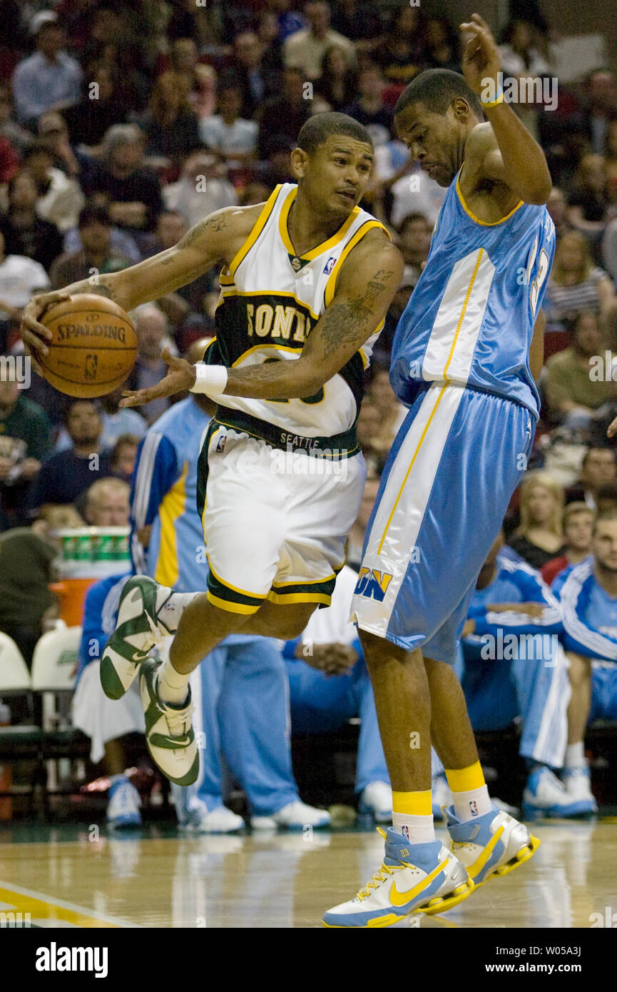 Seattle SuperSonics' Earl Watson, gauche, pas passé les Denver Nuggets' Marcus Camby durant la seconde moitié de la Key Arena de Seattle le 6 avril 2008. Watson a marqué 16 points dans les SuperSonics double prolongation 151-147 victoire contre les Nuggets. (Photo d'UPI/Jim Bryant) Banque D'Images