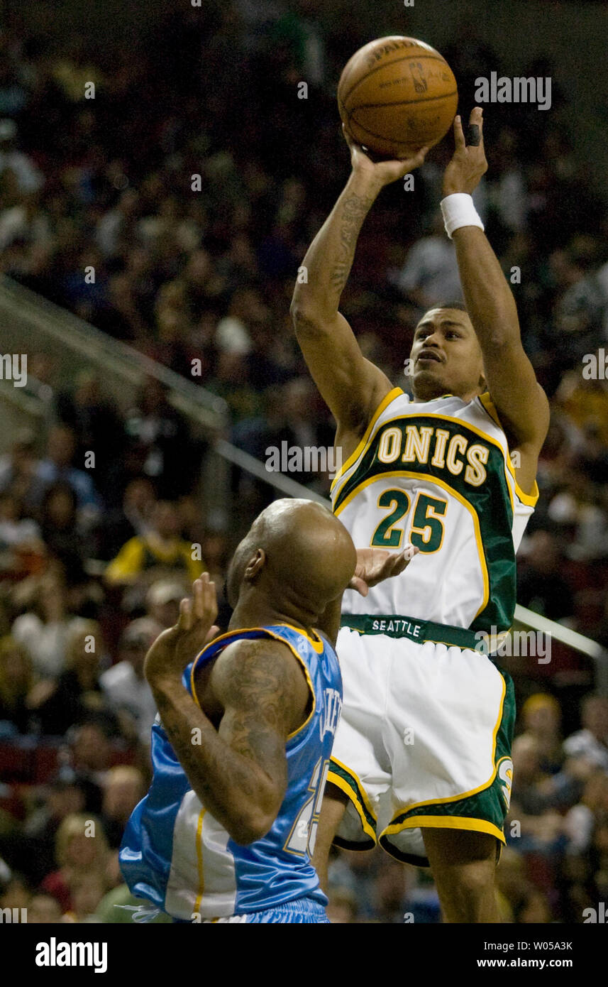 Seattle SuperSonics' Earl Watson, droite, frappe un tir tirez sur la défense de Denver Nuggets' Anthony Carter pour envoyer le jeu en double prolongation à la Key Arena de Seattle le 6 avril 2008. Watson a marqué 16 points dans les SuperSonics 151-147 victoire contre les Nuggets. (Photo d'UPI/Jim Bryant) Banque D'Images
