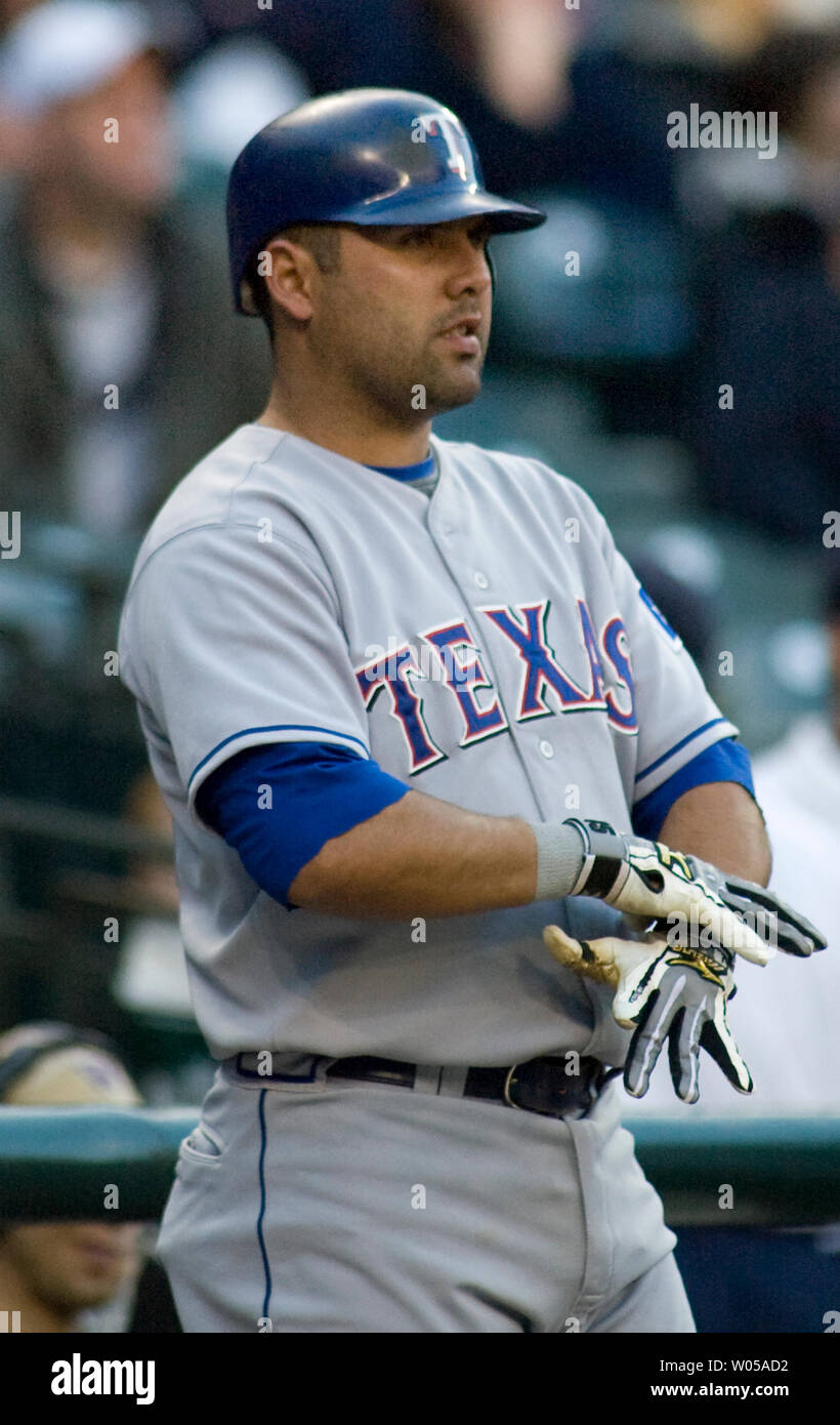 Les Rangers du Texas' Gerald Laird ajuste ses gants avant de frapper contre les Mariners de Seattle dans la première manche à Safeco Field de Seattle le 5 avril 2008. Les Mariners battre les Rangers 7-3. (Photo d'UPI/Jim Bryant) Banque D'Images