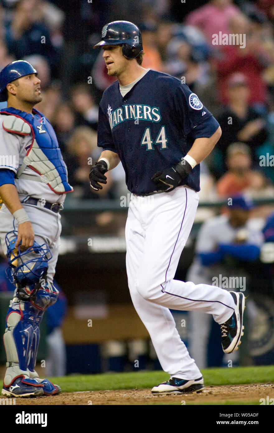 Mariners de Seattle' Richie Sexson passe devant les Rangers du Texas catcher Gerald Laird après avoir frappé un home run en solo au centre champ dans la troisième manche à Safeco Field de Seattle le 5 avril 2008. Les Mariners battre les Rangers 7-3. (Photo d'UPI/Jim Bryant) Banque D'Images