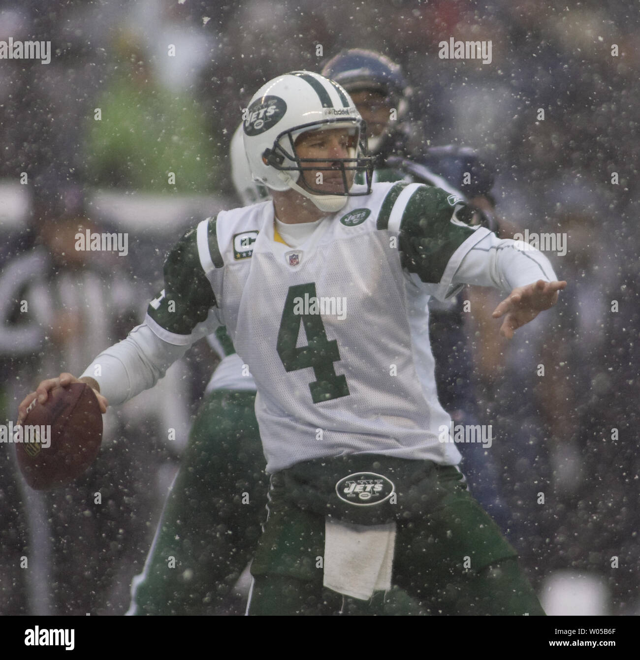 New York Jets' Brett Favre a l'air d'adopter contre les Seattle Seahawks dans le troisième trimestre à Qwest Field à Seattle le 21 décembre 2008. Bravant les routes verglacées et de longs trajets, des milliers de fans ont bravé le temps des Seahawks pour l'équipe dernier match de la saison au Seahwks battre les Jets 13-3. Favre a terminé 18 des 31 passes pour 187 verges et a deux interceptés. (Photo d'UPI/Jim Bryant) Banque D'Images