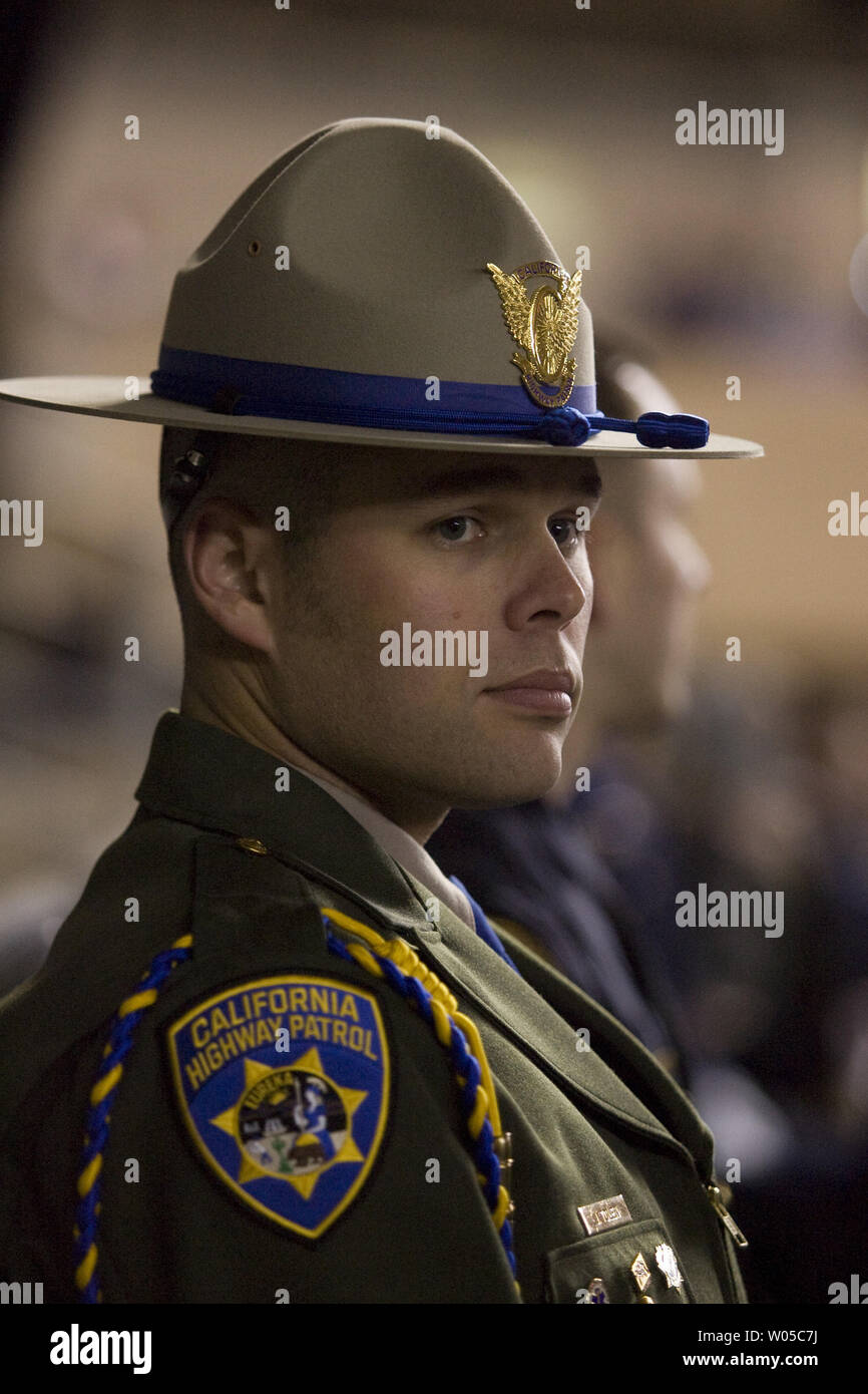 California State Trooper Jim Tolsen Patrop attend que le roulement des cercueils les corps d'agents de police morts Lakewood d'être portées à l'intérieur de la Tacoma Dome, pour un service commémoratif le 8 décembre 2009 à Tacoma, WA. Lakewood quatre fonctionnaires de police ont été rappelé à l'occasion du service commémoratif qui a attiré des milliers de personnes en deuil. Tina Griswold le long avec le sergent Mark Renninger, officier Ronald Owens et chef Greg Richards ont été tués par balle lors d'un café-restaurant dans la banlieue de Tacoma de parc, 29 novembre par Maurice Clemmons, qui plus tard a été abattu par la police. (UPI /Jim Bryant) Banque D'Images