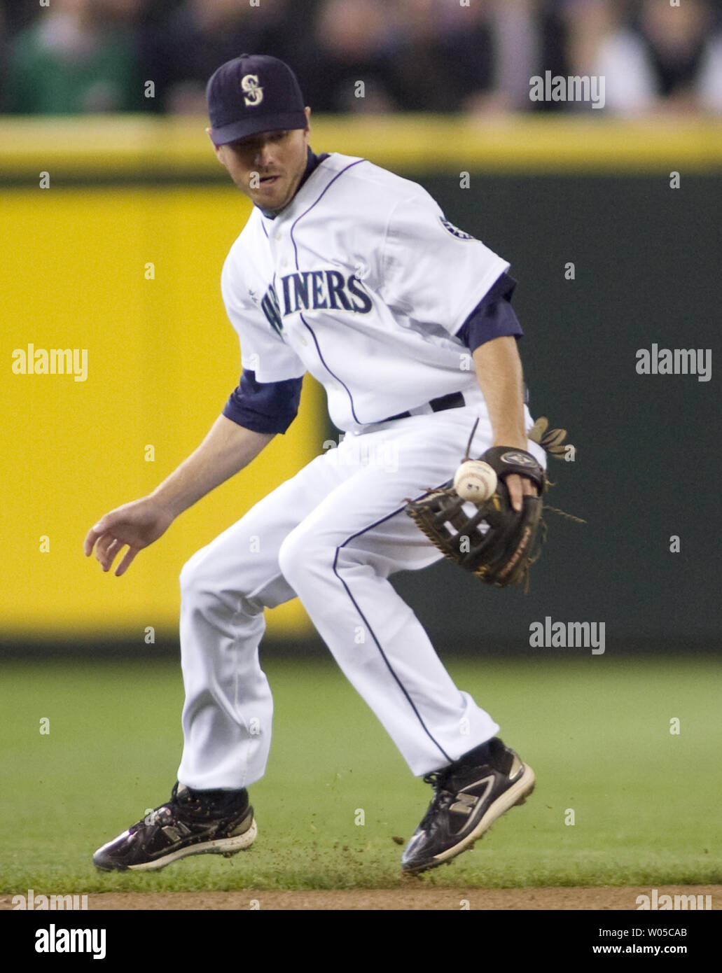 L'arrêt-court des Seattle Mariners Josh Wilson imbroglios une Talonnette femme ESD frappés par des Detroit Tigers Gerald Laird dans la deuxième manche à Safeco Field de Seattle le 26 mai 2010. Les Mariners battre les Tigres 5-4. (Photo d'UPI/Jim Bryant) Banque D'Images