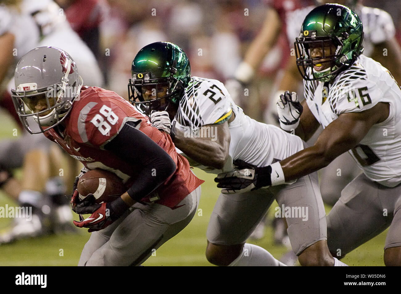 Washington State Cougars' wide receiver Isiah Meyers attrape un six-cour pour un premier passage vers le bas contre l'Oregon Duck humains Terrance Mitchell (29) et Michael l'argile à CenturyLink Field à Seattle, Washington le 29 septembre 2012. UPI/Jim Bryant Photo. Banque D'Images