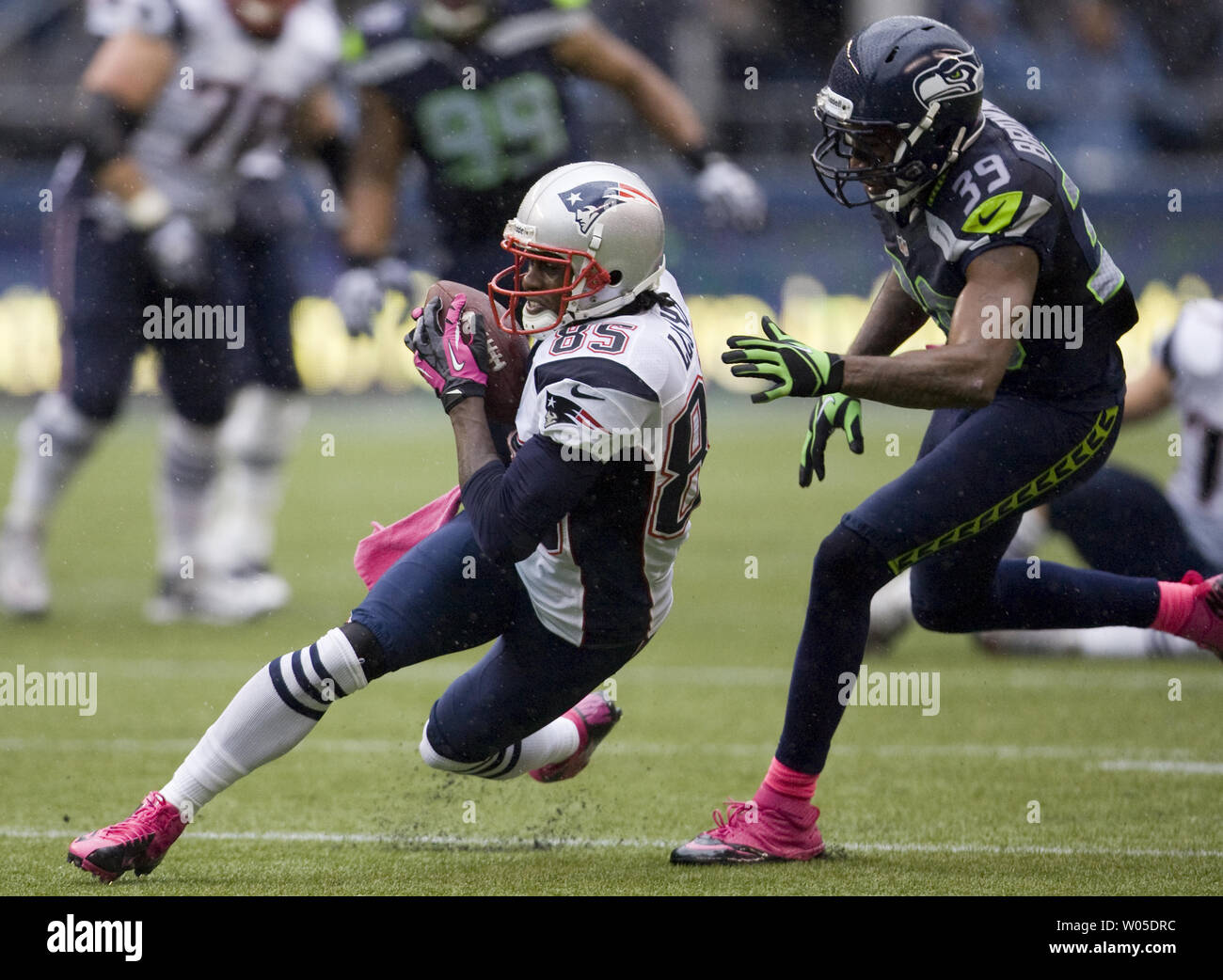 New England Patriots large receiverBrandon Lloyd (85) est chassé par les Seattle Seahawks Brandon Browner évoluait à CenturyLink Field à Seattle, Washington le 14 octobre 2012. Avec 1:18 restant les Seahawks se sont ralliés pour 14 points d'étourdir les New England Patriots 24-23. Lloyd pris six passes pour 80 verges dans les Patriotes perte. UPI/Jim Bryant Banque D'Images