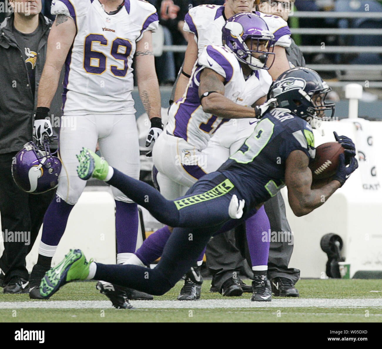 Seattle Seahawks Brandon Browner évoluait intercepte une note de l'intention pour le Minnesota Vikings le receveur Percy Harvin à CenturyLink Field à Seattle, Washington le 4 novembre 2012. Les Seahawks battre les Vikings 30-20. UPI/Jim Bryant Banque D'Images