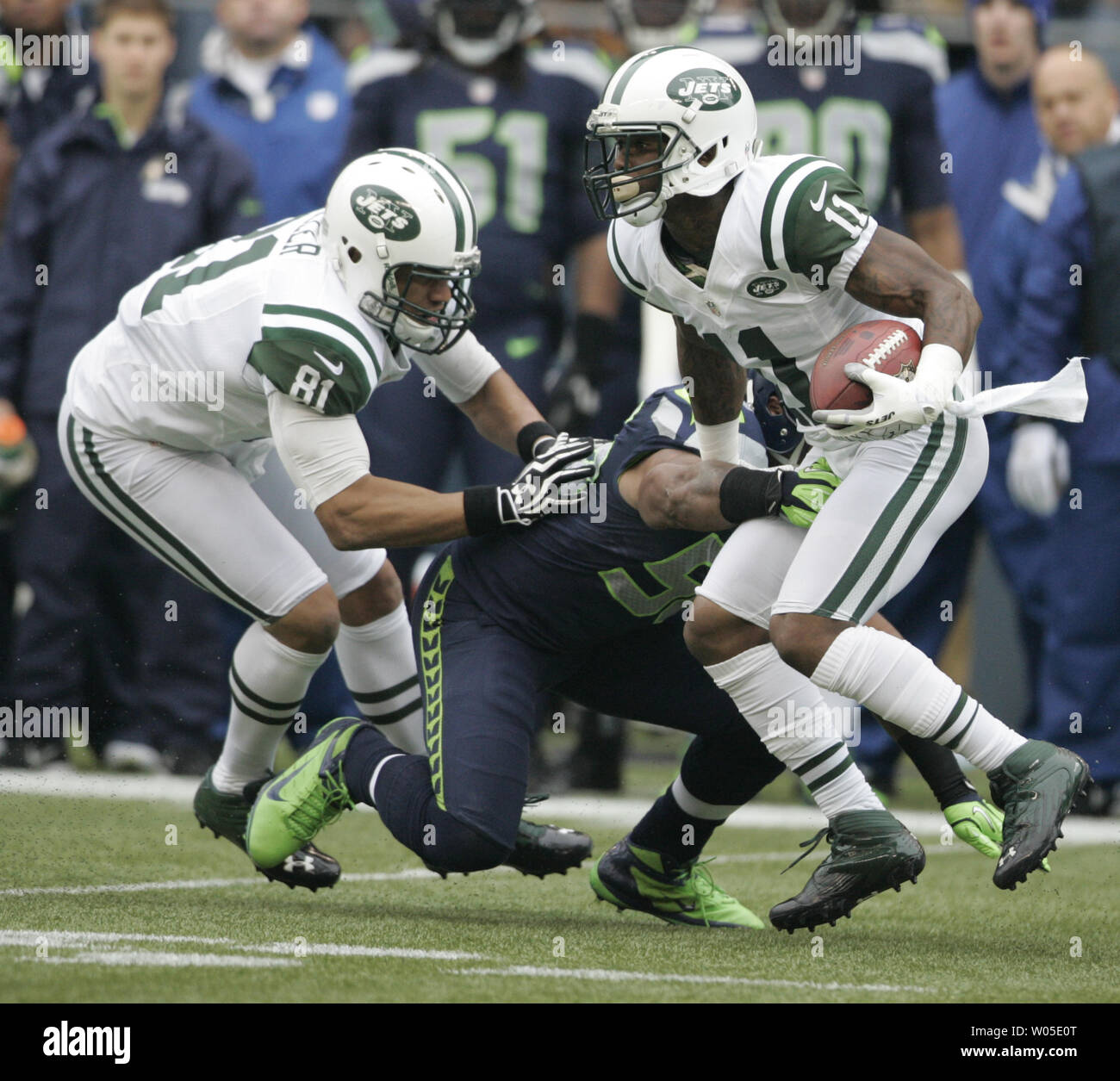 New York Jets wide receiver Jeremy Kerley (11) est abordé après avoir attrapé une passe par Seattle Seahawks linebacker Leroy Hill à CenturyLink Field à Seattle, Washington le 11 novembre 2012. Essayer de bloquer Hill est tight end Jets Dustin Keller. Kerley pris cinq passes pour 57 verges dans les Jets 7-28 perte pour les Seattle Seahawks. UPI/Jim Bryant Banque D'Images