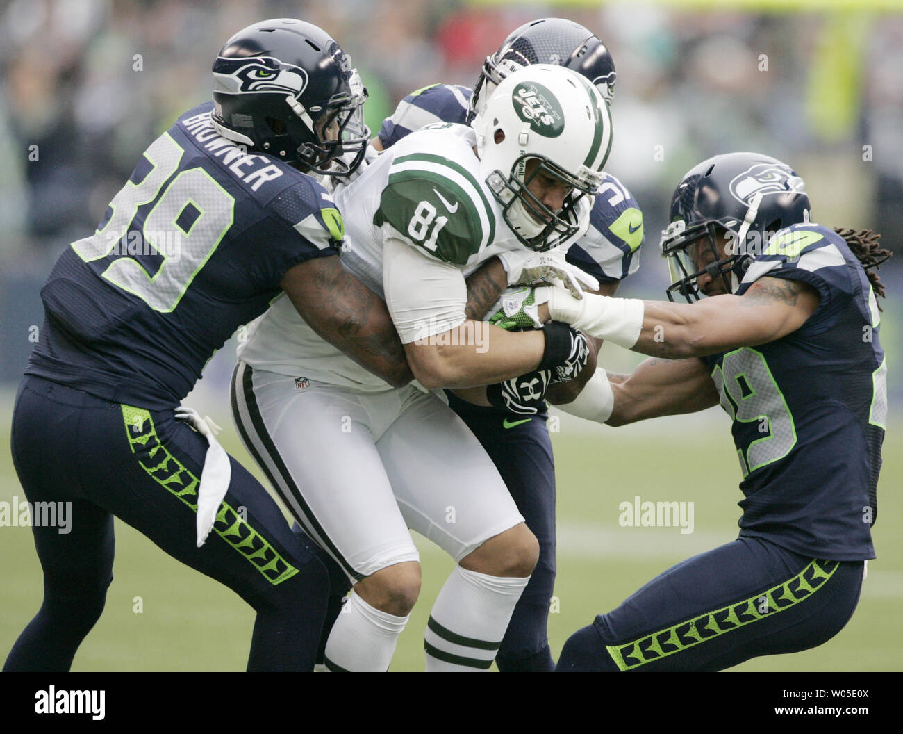 Seattle Seahawks humains Brandon Browner (39), Mike Morgan (57) et Earl Thomas (29) piste s'attaquer à New York Jets tight end Dustin Keller à CenturyLink Field à Seattle, Washington le 11 novembre 2012. Les Seattle Seahawks battre les New York Jets 28-7. UPI/Jim Bryant Banque D'Images