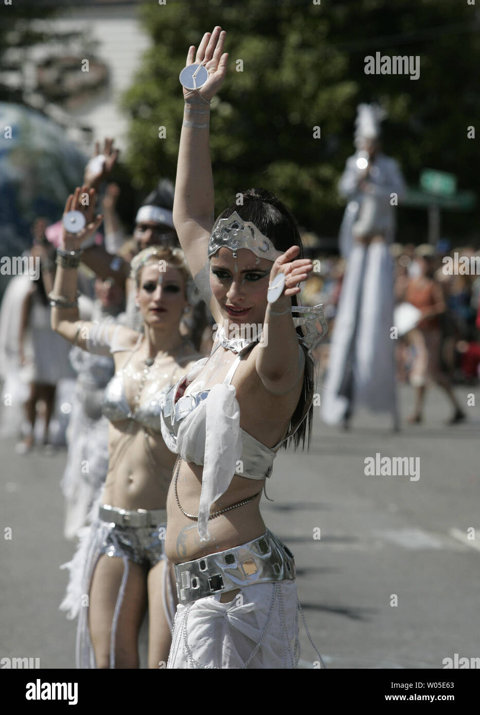 Les interprètes dansent lors de la 25e parade annuelle de Fremont Solstice d'été à Seattle le 22 juin 2013. UPI/Jim Bryant Banque D'Images