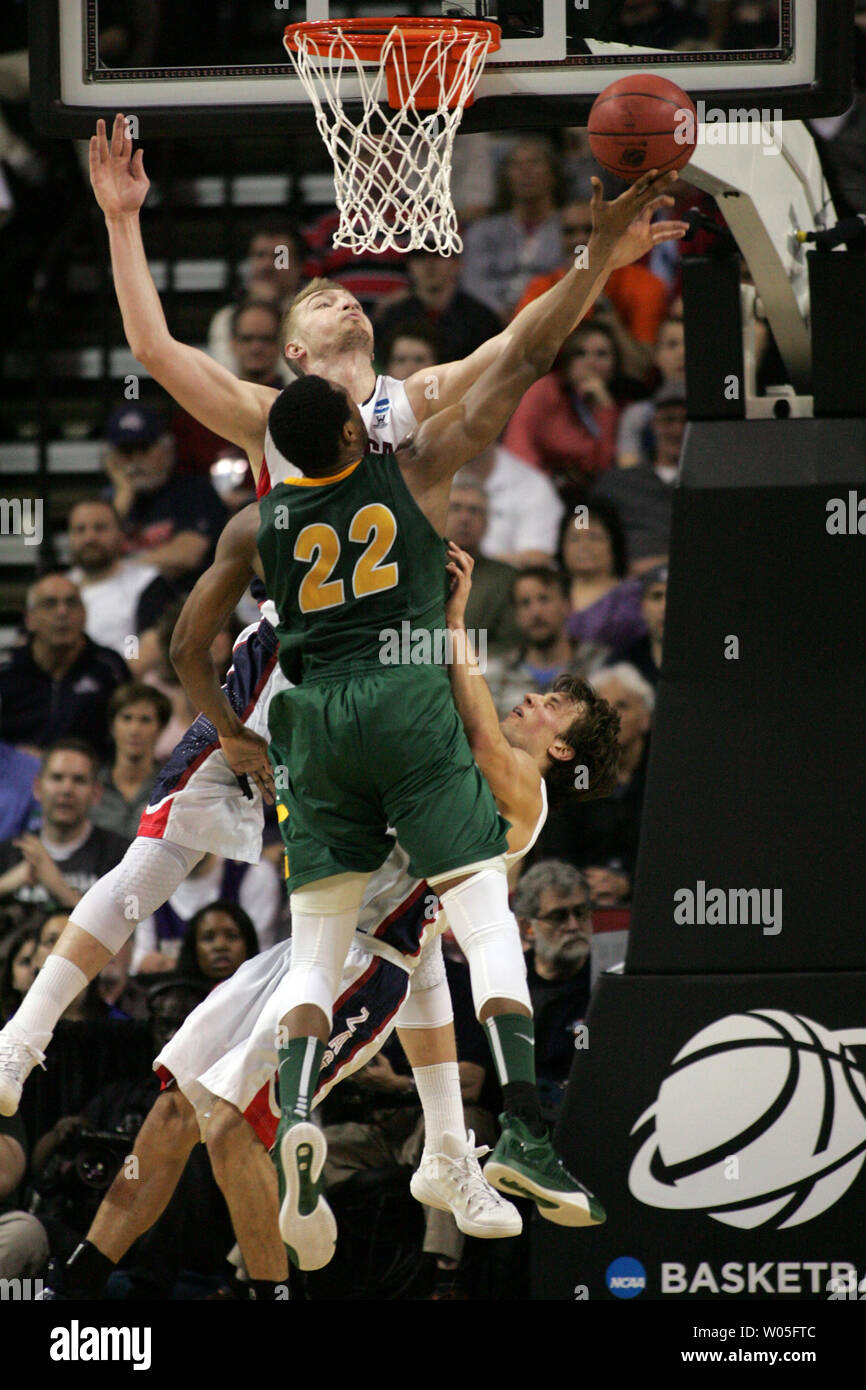 North Dakota State's Kory Brown (22) est appelé pour une faute de charge comme il a plus de bols de Kevin Pangos Gonzaga (4) le temps de se rendre dans le panier pendant la 2015 NCAA Division I Men's Basketball Championship's le 20 mars 2015 au Key Arena à Seattle, Washington. Aider à défendre est Domantas Sabonis (11). Photo par Jim Bryant/UPI Banque D'Images