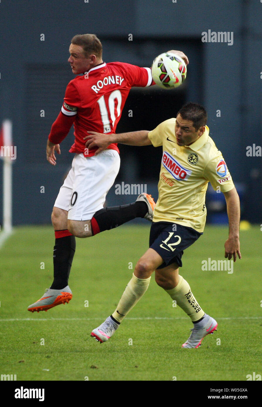 Club America's Pablo Cesar Aguilar (12) chefs la balle loin de Manchester United, Wayne Rooney (10) au cours de la Coupe des Champions 2015 match international le 17 juillet 2015 à Seattle, Washington. Manchester United a battu Club America 1-0. Photo par Jim Bryant/UPI Banque D'Images