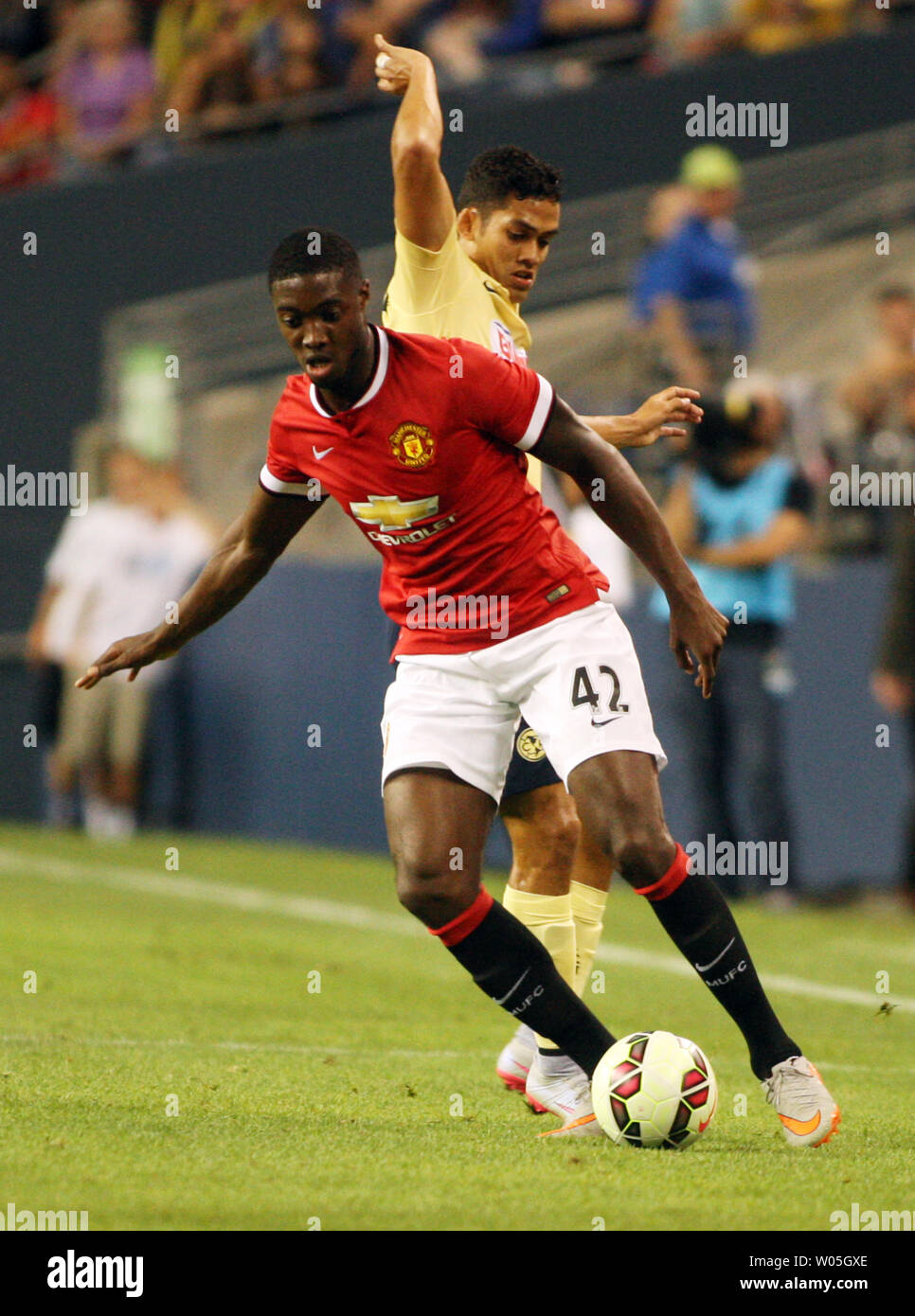 Manchester United, Tyler Blackett (42) maintient la balle loin de Club America's Andres Andrade (8) au cours de la Coupe des Champions 2015 match international le 17 juillet 2015 à Seattle, Washington. Manchester United a battu Club America 1-0. Photo par Jim Bryant/UPI Banque D'Images
