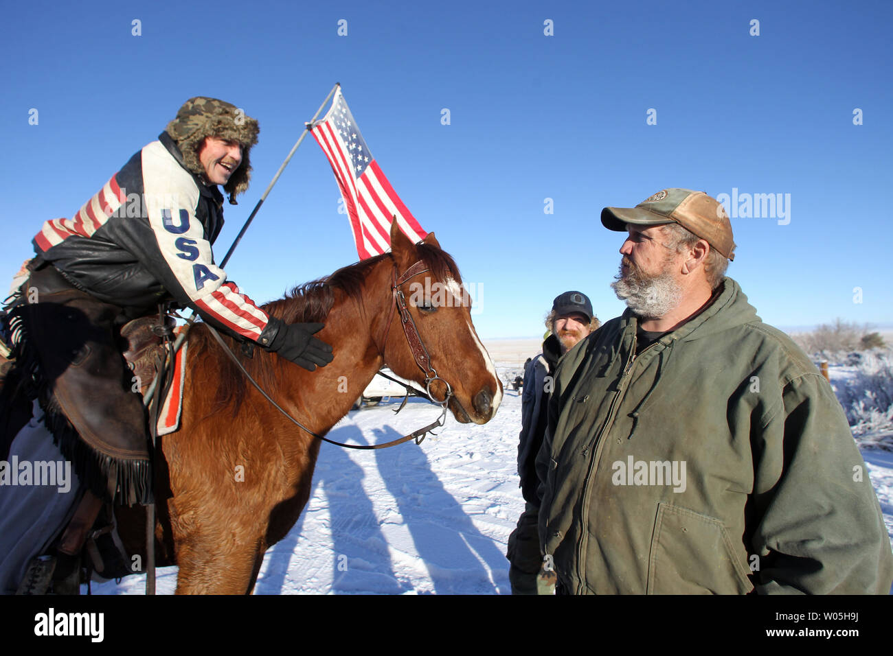 Duane Ehmer, d Irrigon, Oregon, gauche, accueille Brad Williams, qui a rejoint les forces militantes à la réserve nationale de faune du malheur le 15 janvier 2016 à Burns, de l'Oregon. Ehmer a été tirant un service de sentinelle au cours de la prise. Ammon Bundy et environ 20 autres manifestants a pris le refuge le 2 janvier après un rassemblement pour soutenir les éleveurs locaux emprisonnés Dwight Hammond Jr., et son fils, Steven Hammond. Photo par Jim Bryant/UPI Banque D'Images