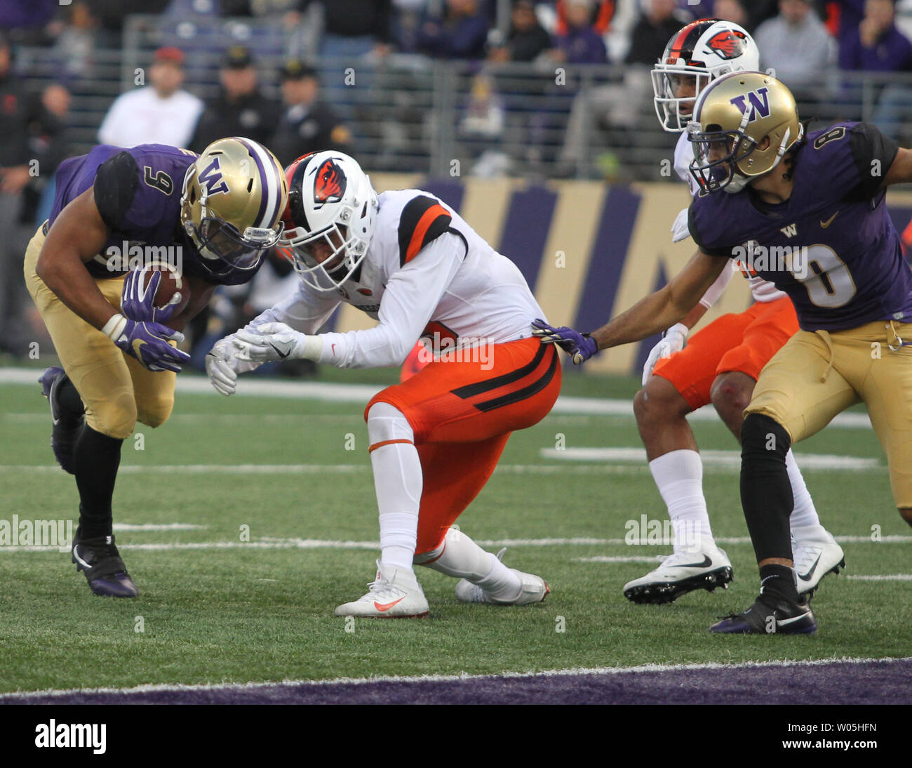 Les Huskies de Washington d'utiliser de nouveau Myles Gaskin (9) s'étend sur une période de neuf verges au cours du deuxième trimestre contre l'Oregon State Beavers au Husky Stadium le 22 octobre 2016 à Seattle, Washington.. Les Huskies mène 31-0 à la moitié de l'Oregon. Photo par Jim Bryant/UPI Banque D'Images