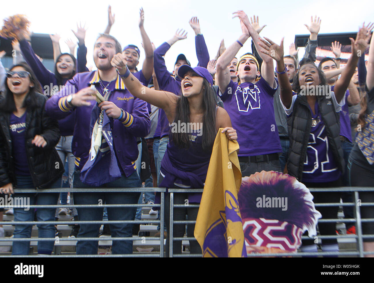 Washington Huskies fans cheer après un touchdown est marqué au deuxième trimestre contre l'Oregon State Beavers au Husky Stadium le 22 octobre 2016 à Seattle. Les Huskies battre les castors 41-17. Photo par Jim Bryant/UPI Banque D'Images