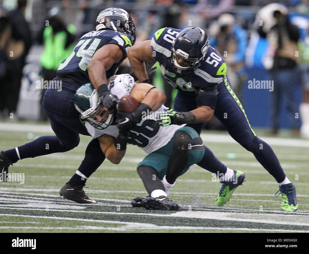 Seattle Seahawk smiddle linebacker Bobby Wagner (54) et à l'extérieur de secondeur K.J. Wright (50) détient Philadelphia Eagles tight end Zach Ertz (86) d'un court-circuit au champ CenturyLink à Seattle, Washington le 20 novembre 2016. Battre les Seahawks Eagles 26-15. Photo par Jim Bryant/UPI Banque D'Images