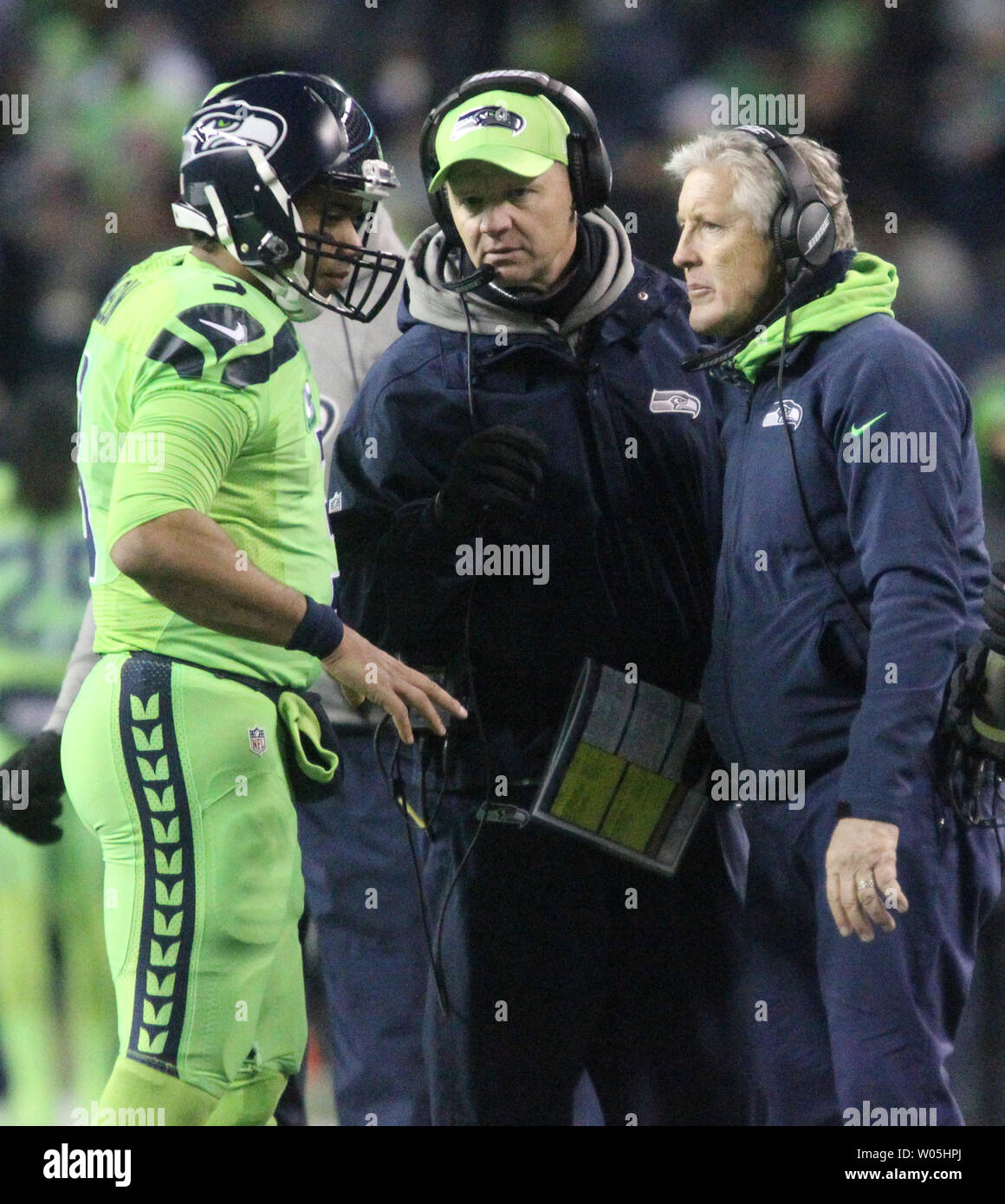 Seattle Seahawks quarterback Russell Wilson (3) confère à l'entraîneur-chef Seattle Seahawks Pete Carroll, droite et de coordonnateur offensif Darrell biseau lors d'un temps libre à CenturyLink Field à Seattle, Washington le 15 décembre 2016. Les Seahawks a battu les Rams 24-3. Photo par Jim Bryant/UPI Banque D'Images